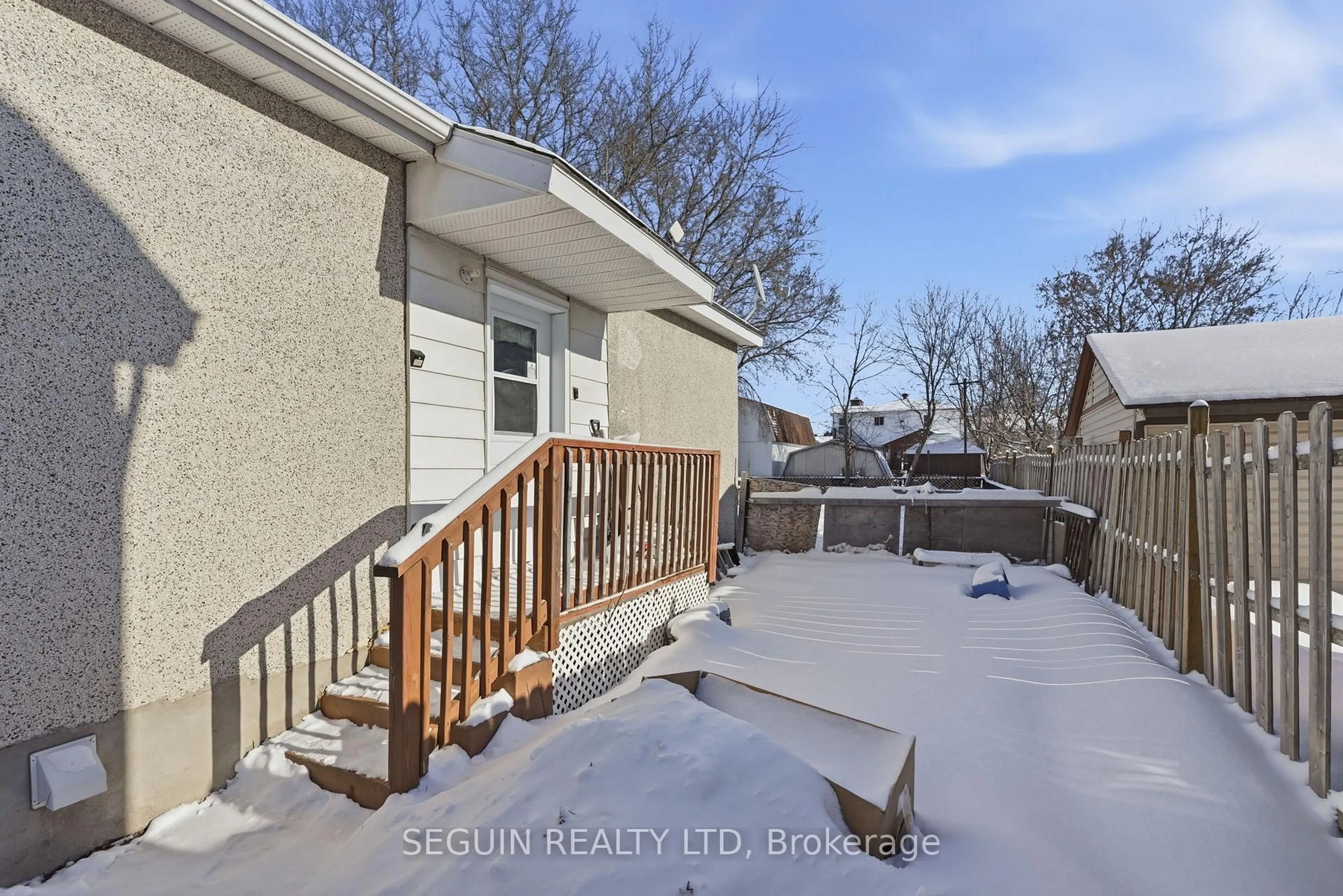 Patio, street for 333-335 Cameron St, Hawkesbury Ontario K6A 2B3
