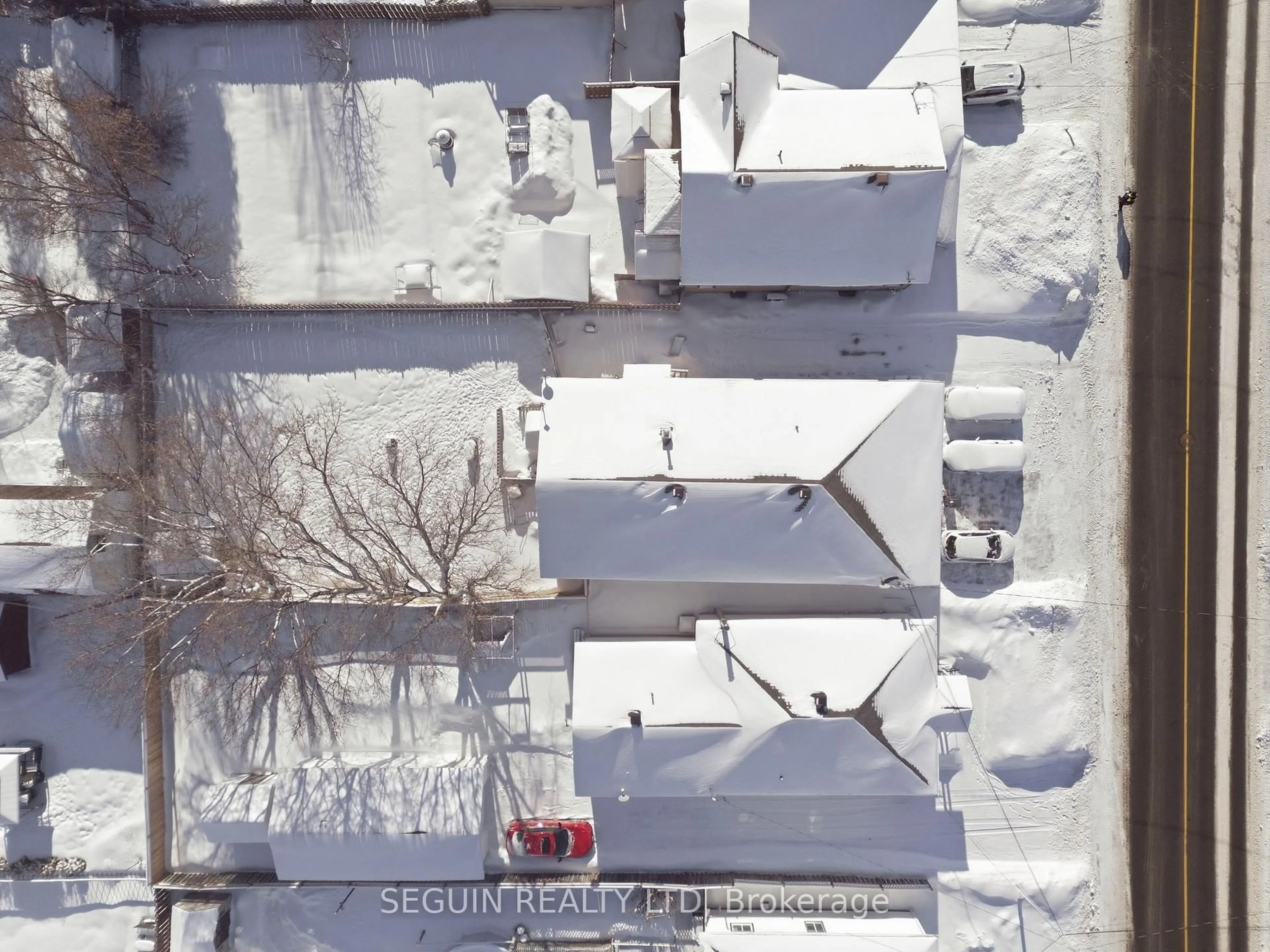 A pic from outside/outdoor area/front of a property/back of a property/a pic from drone, building for 333-335 Cameron St, Hawkesbury Ontario K6A 2B3