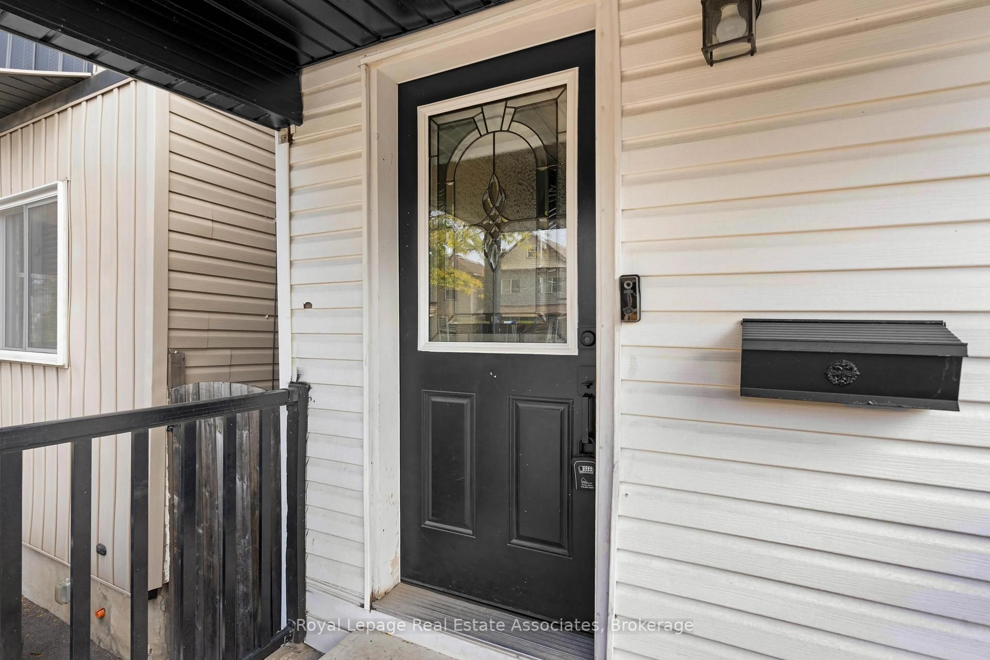 Indoor entryway for 12 Lincoln St, Hamilton Ontario L8L 7L5