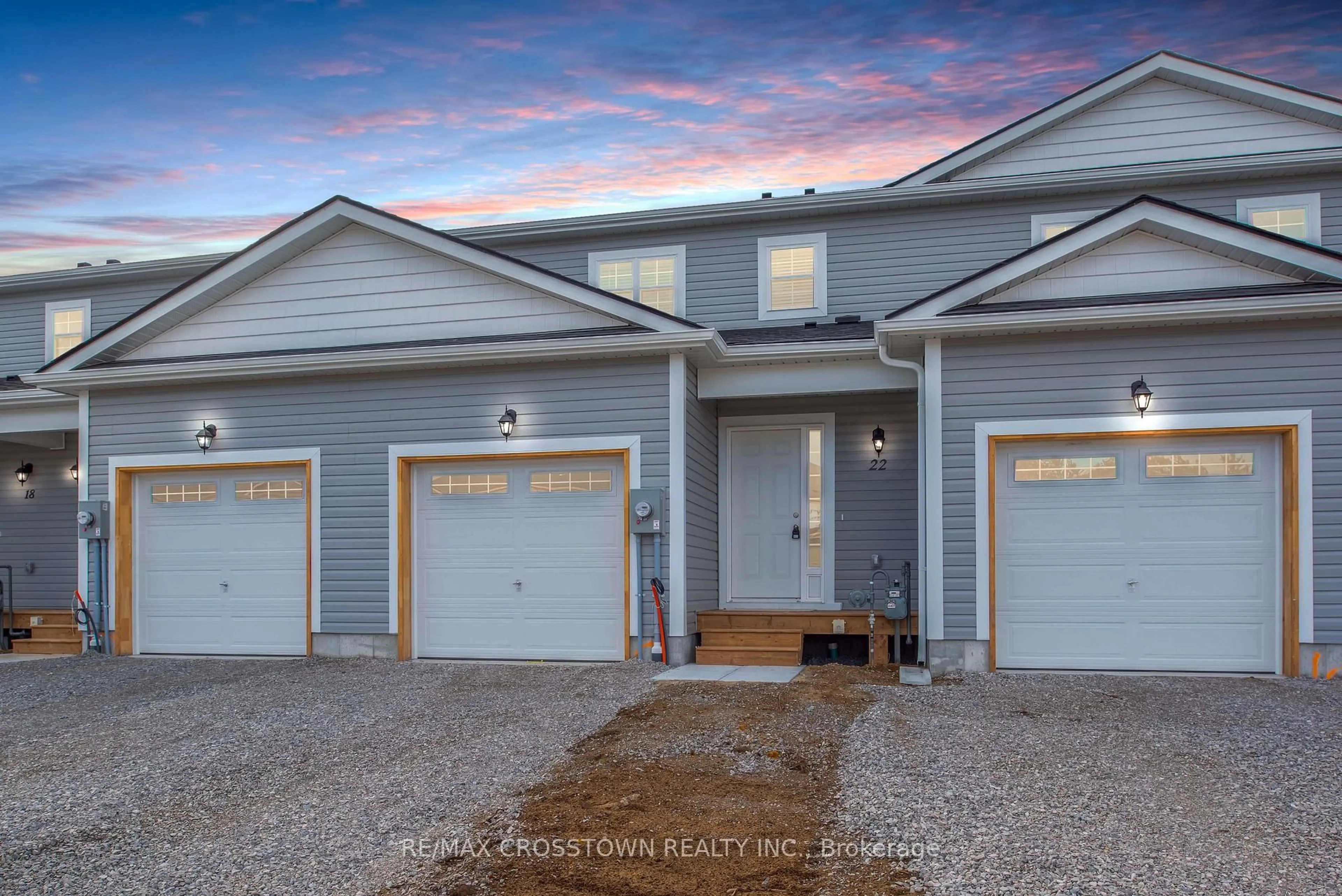 Home with vinyl exterior material, street for 22 McConnell Cres, Bracebridge Ontario P1L 0N7