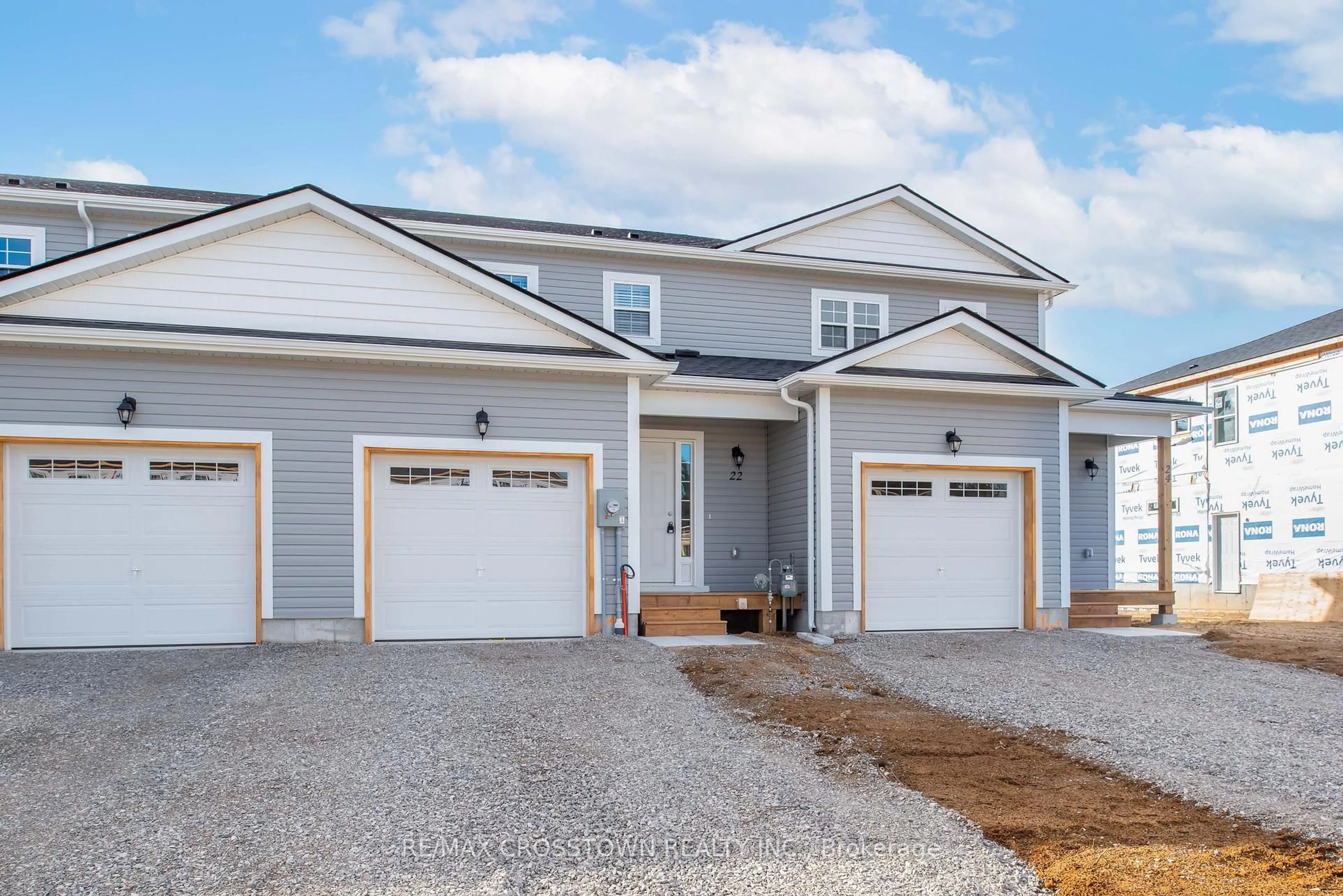 Home with vinyl exterior material, street for 22 McConnell Cres, Bracebridge Ontario P1L 0N7
