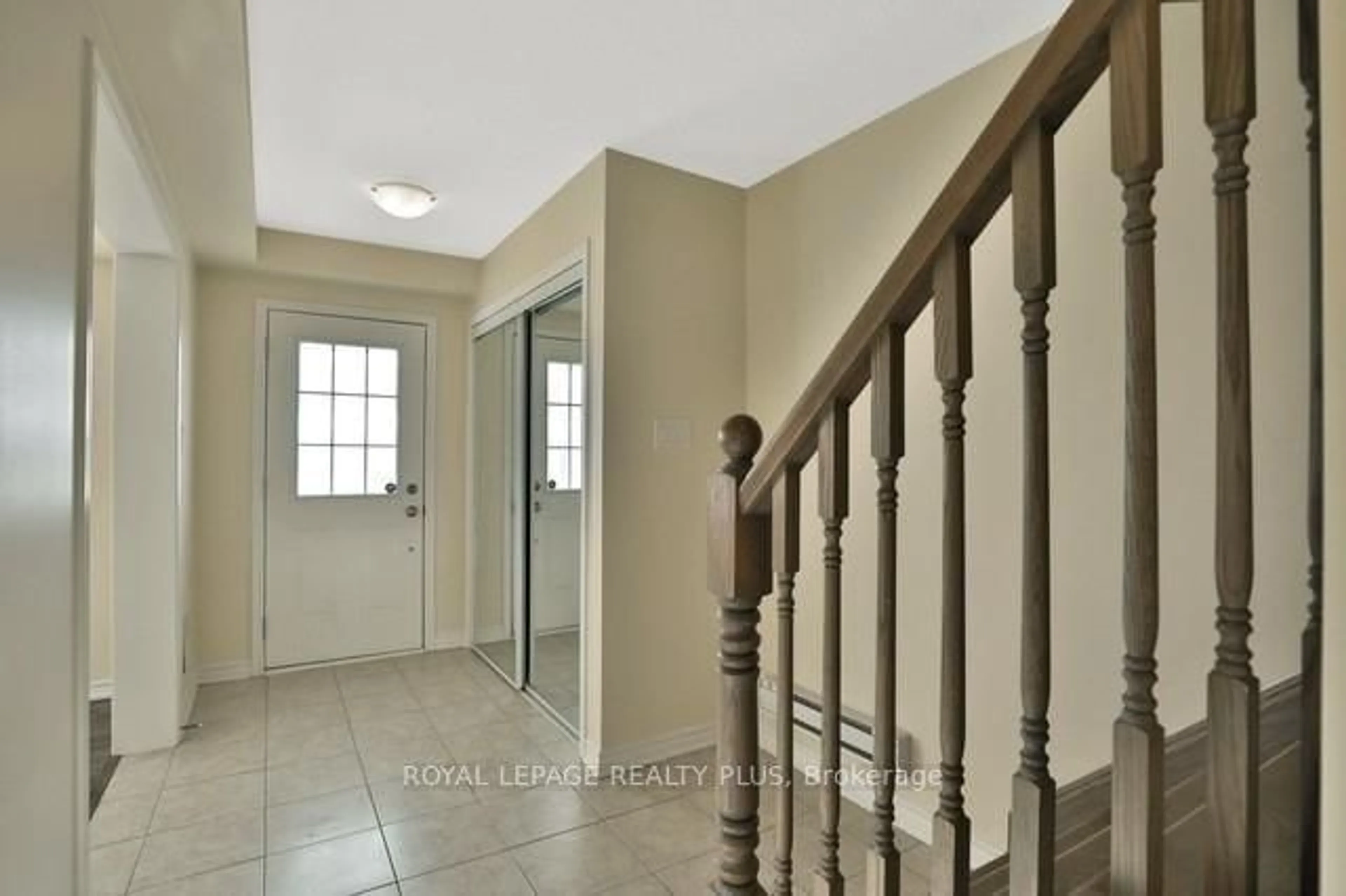 Indoor entryway for 22 Spring Creek Dr #74, Hamilton Ontario L8B 1V7
