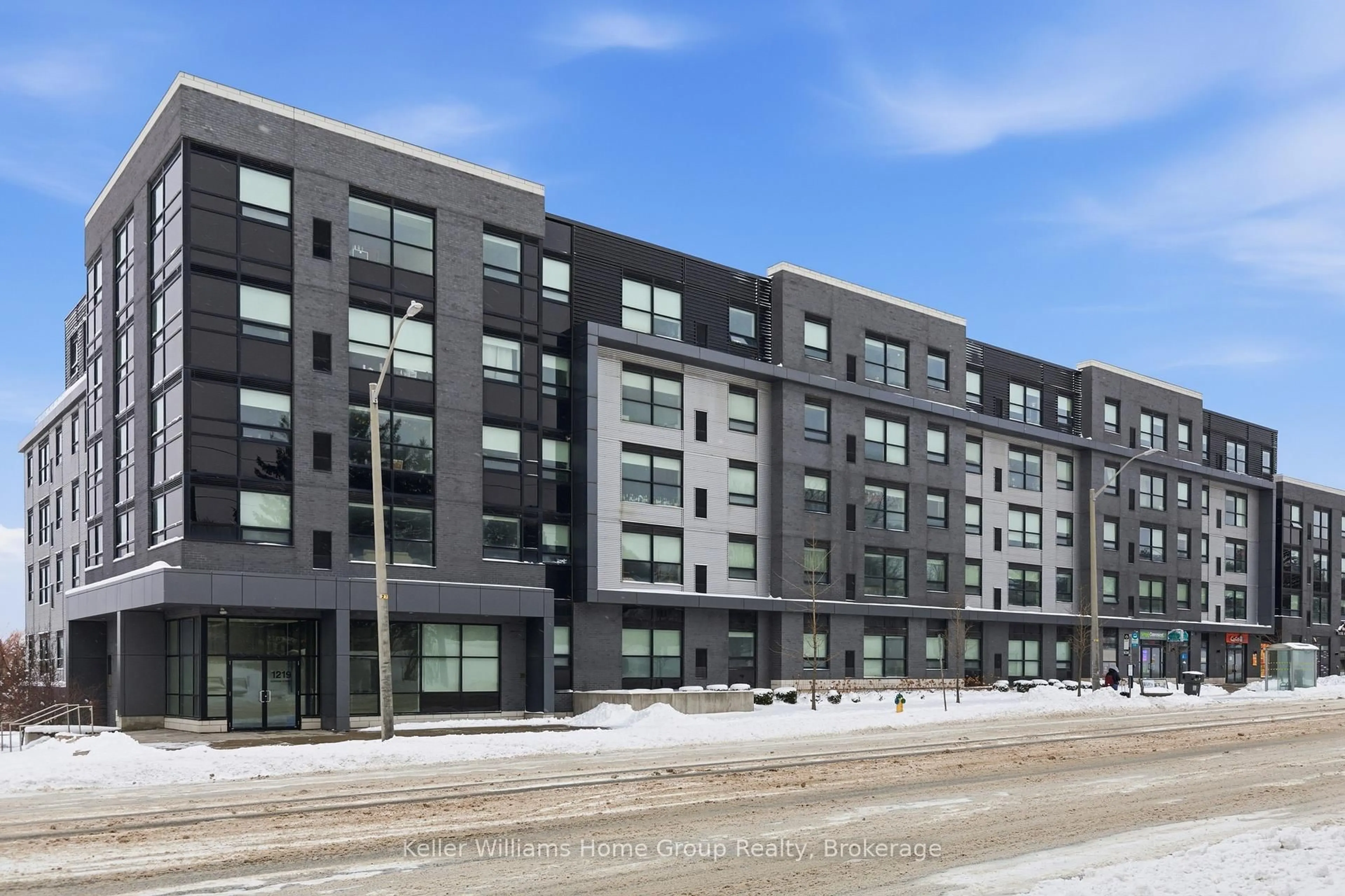 Patio, building for 1219 GORDON St #106, Guelph Ontario N1L 0E6