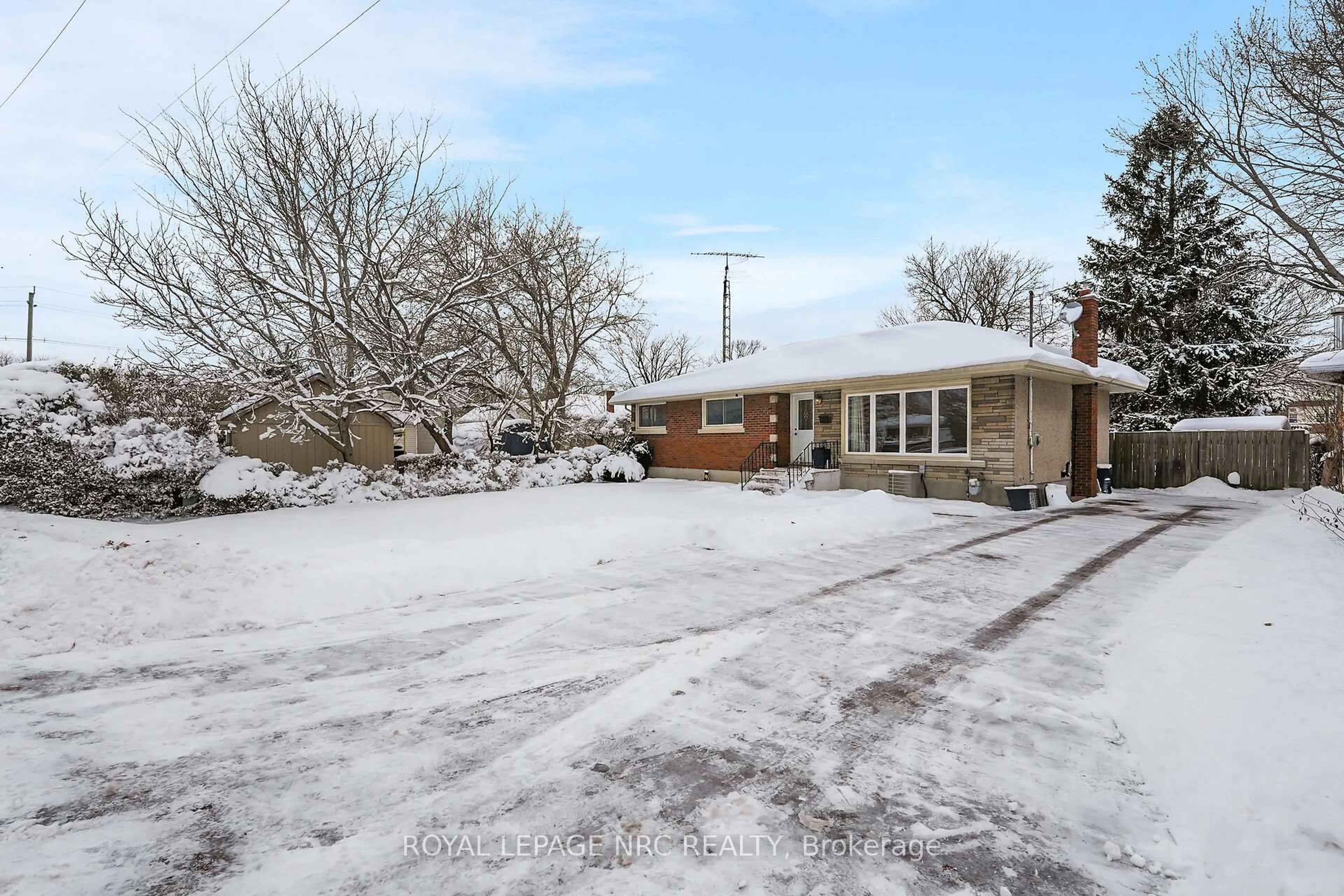 A pic from outside/outdoor area/front of a property/back of a property/a pic from drone, street for 3 Cayuga Ave, St. Catharines Ontario L2R 1E4