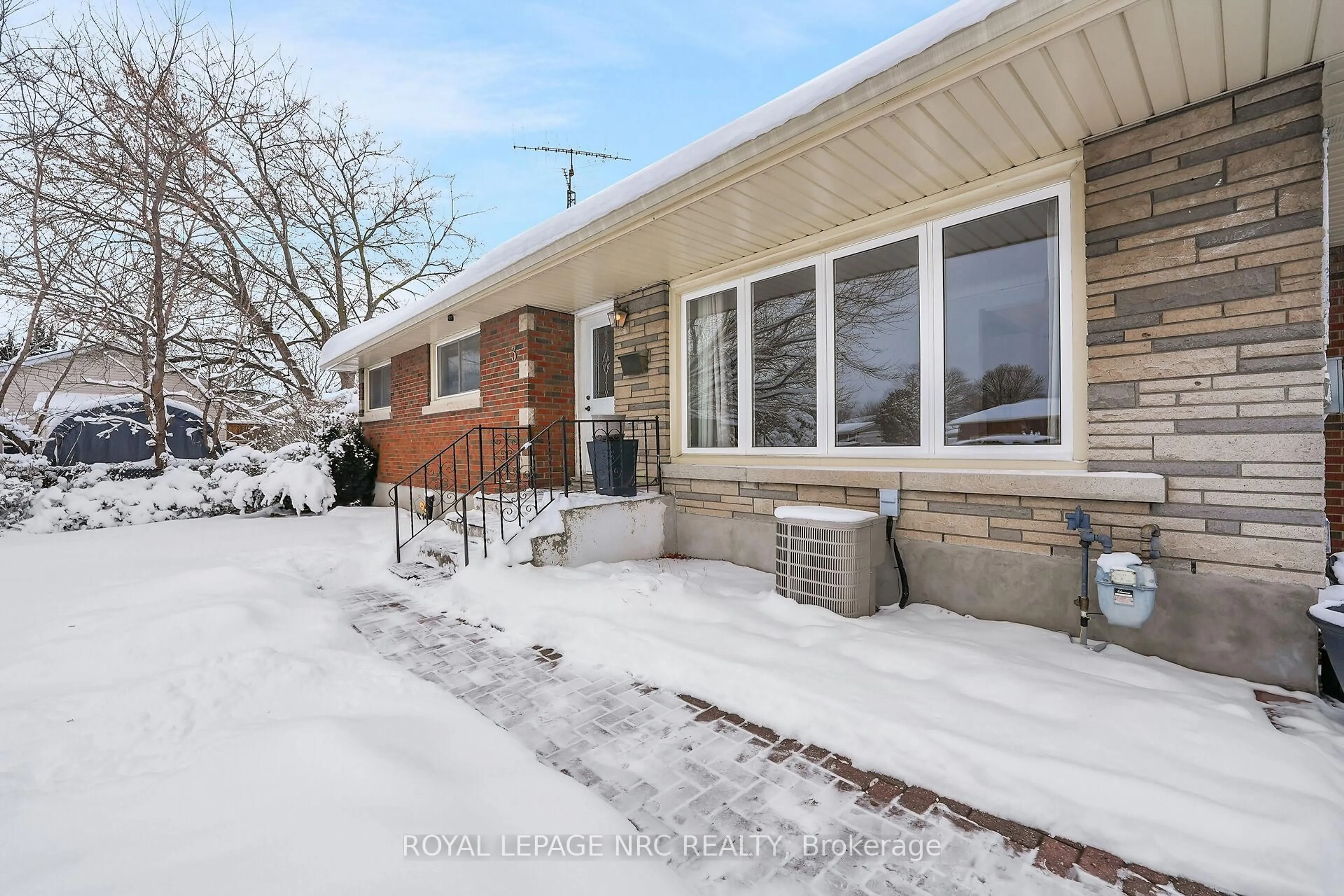 Unknown for 3 Cayuga Ave, St. Catharines Ontario L2R 1E4