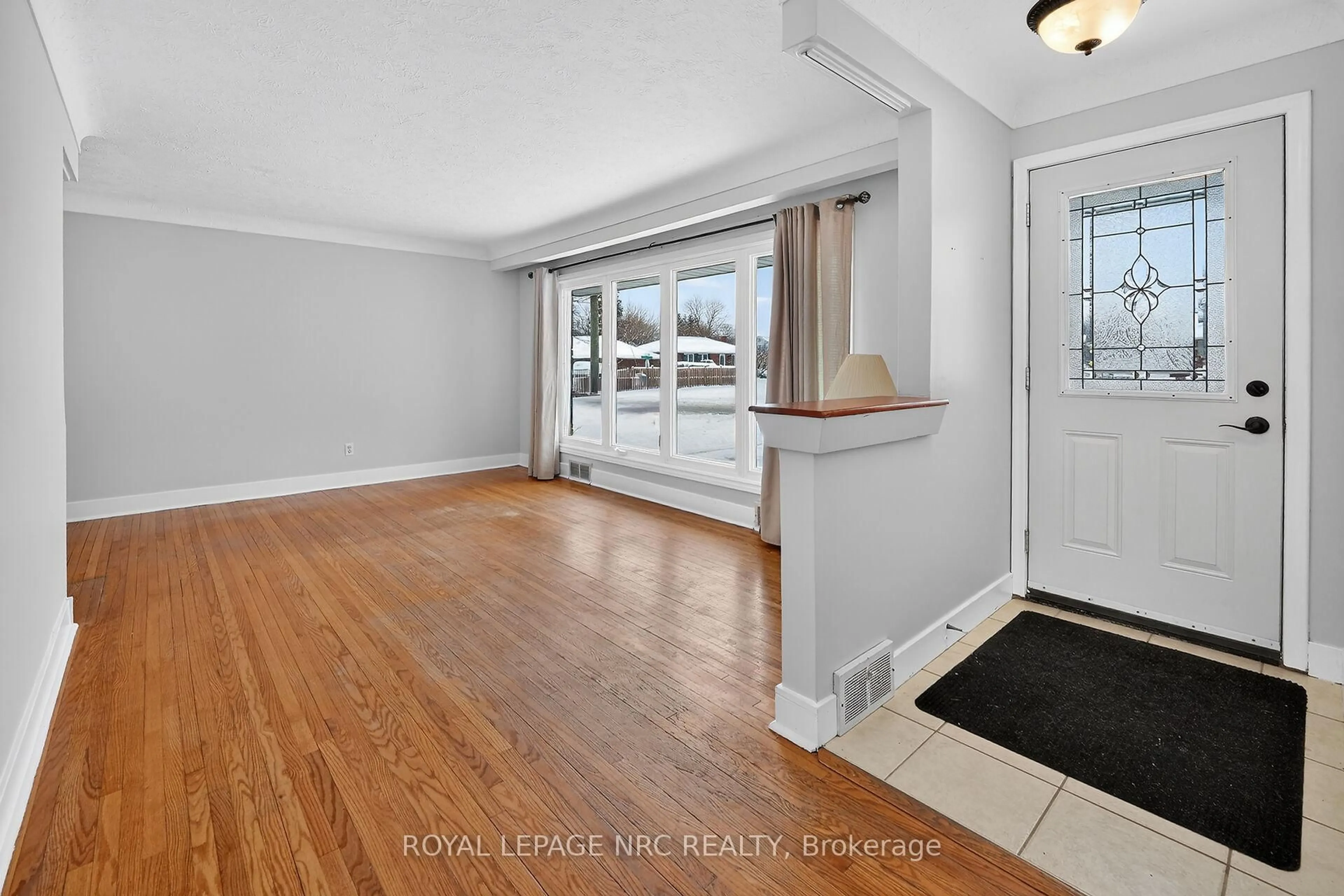 Indoor entryway for 3 Cayuga Ave, St. Catharines Ontario L2R 1E4
