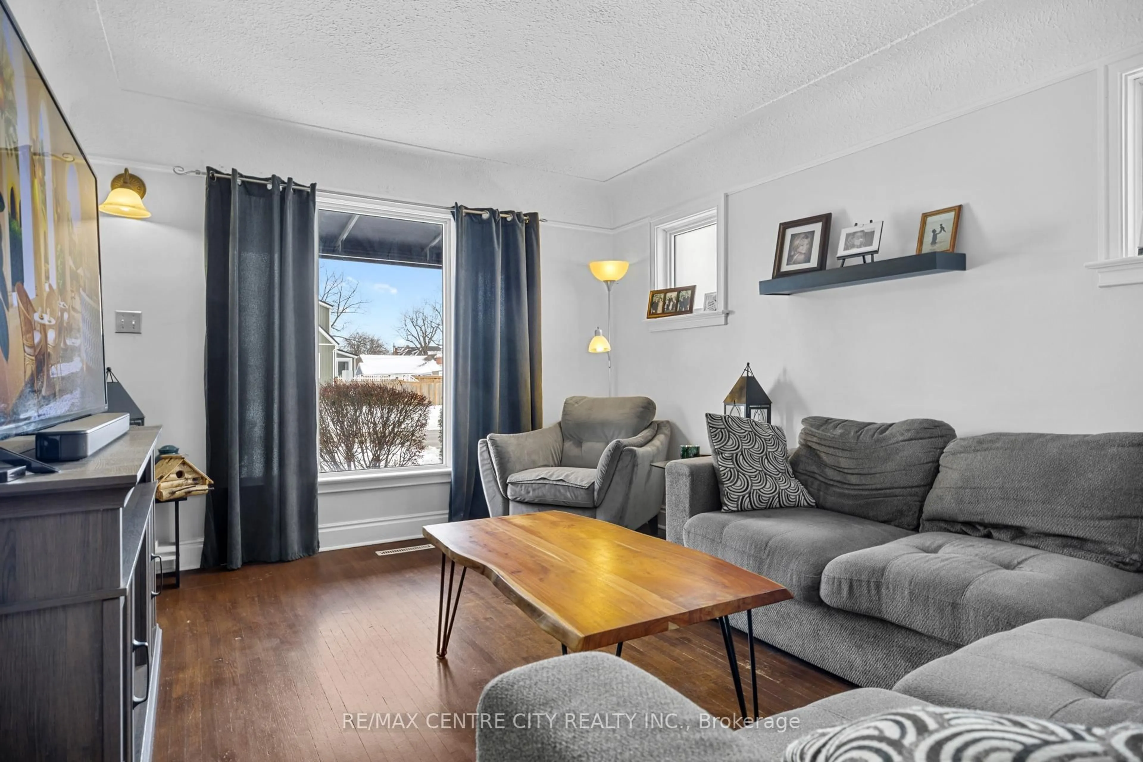 Living room with furniture, wood/laminate floor for 32 Third Ave, St. Thomas Ontario N5R 4J9
