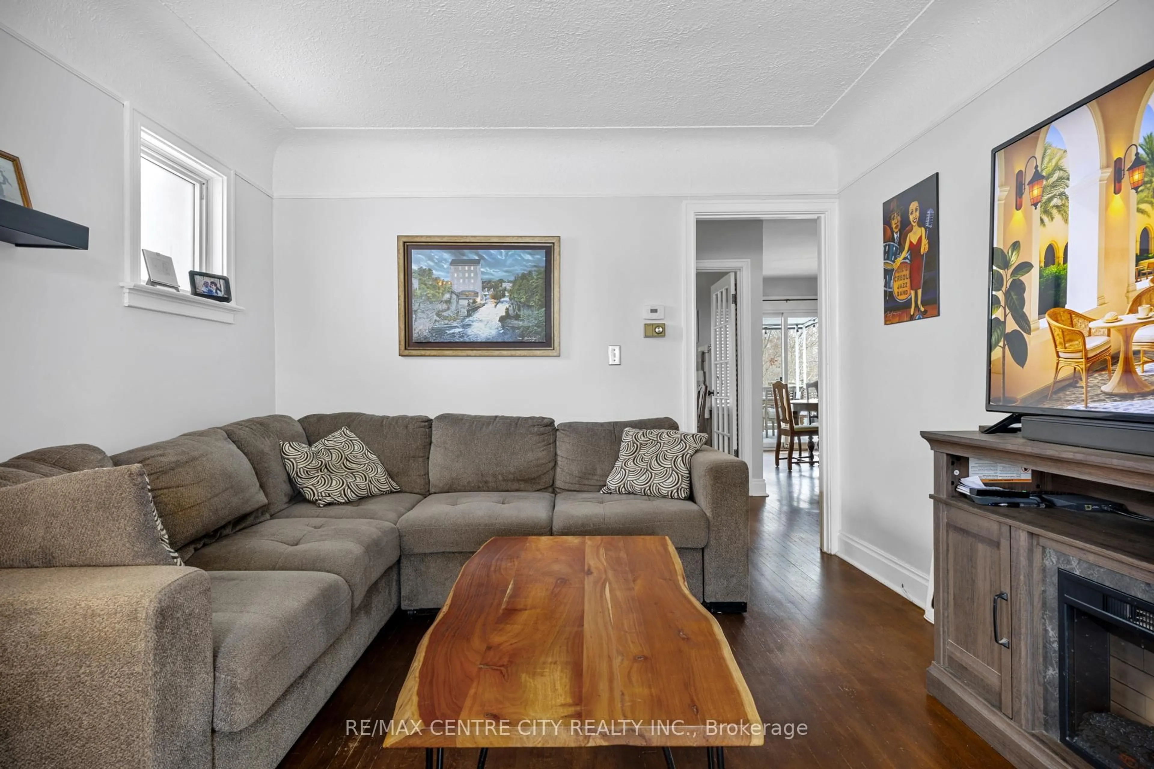 Living room with furniture, unknown for 32 Third Ave, St. Thomas Ontario N5R 4J9