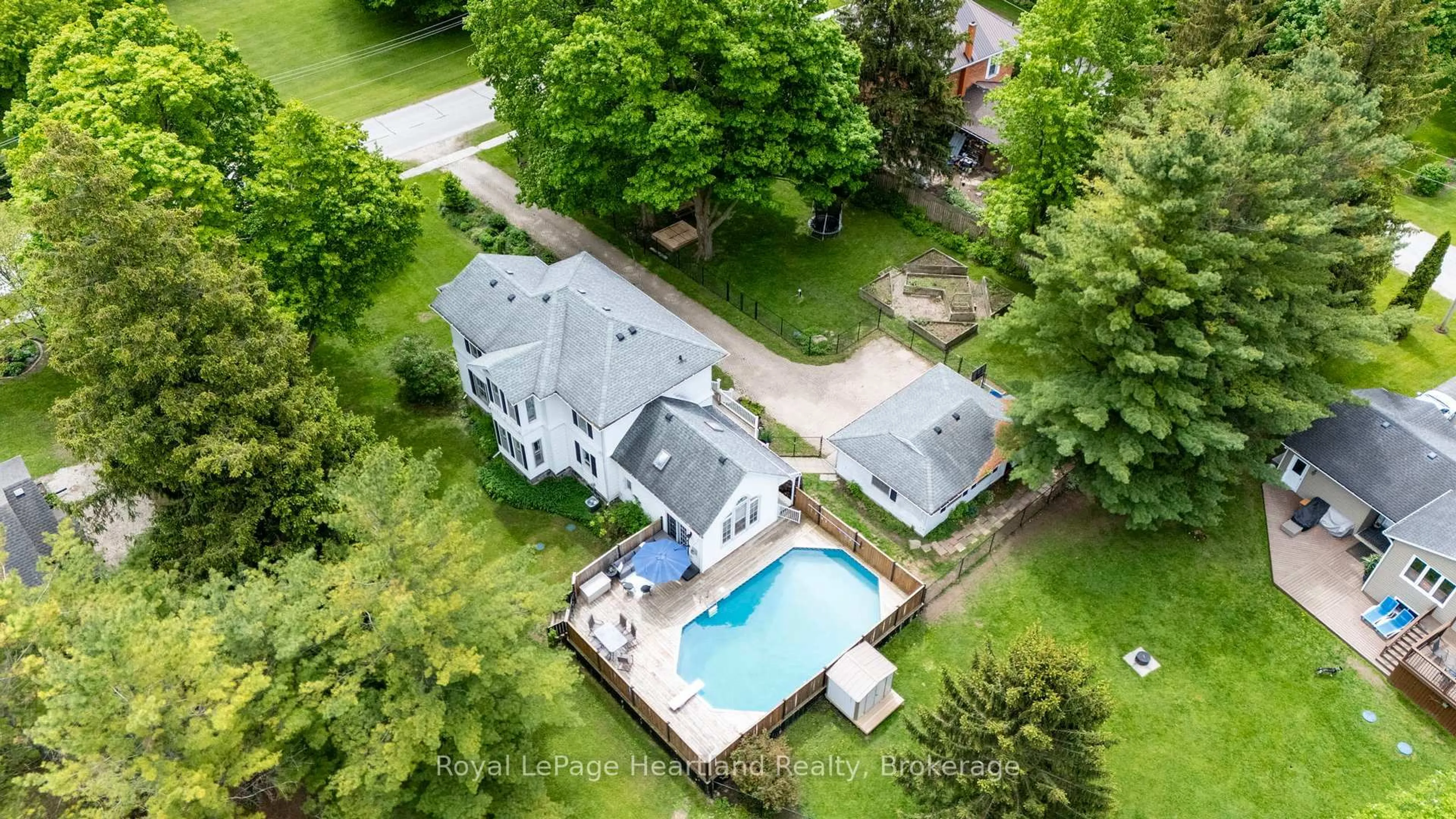 A pic from outside/outdoor area/front of a property/back of a property/a pic from drone, unknown for 1047 GIBSON St, Howick Ontario N0G 2X0