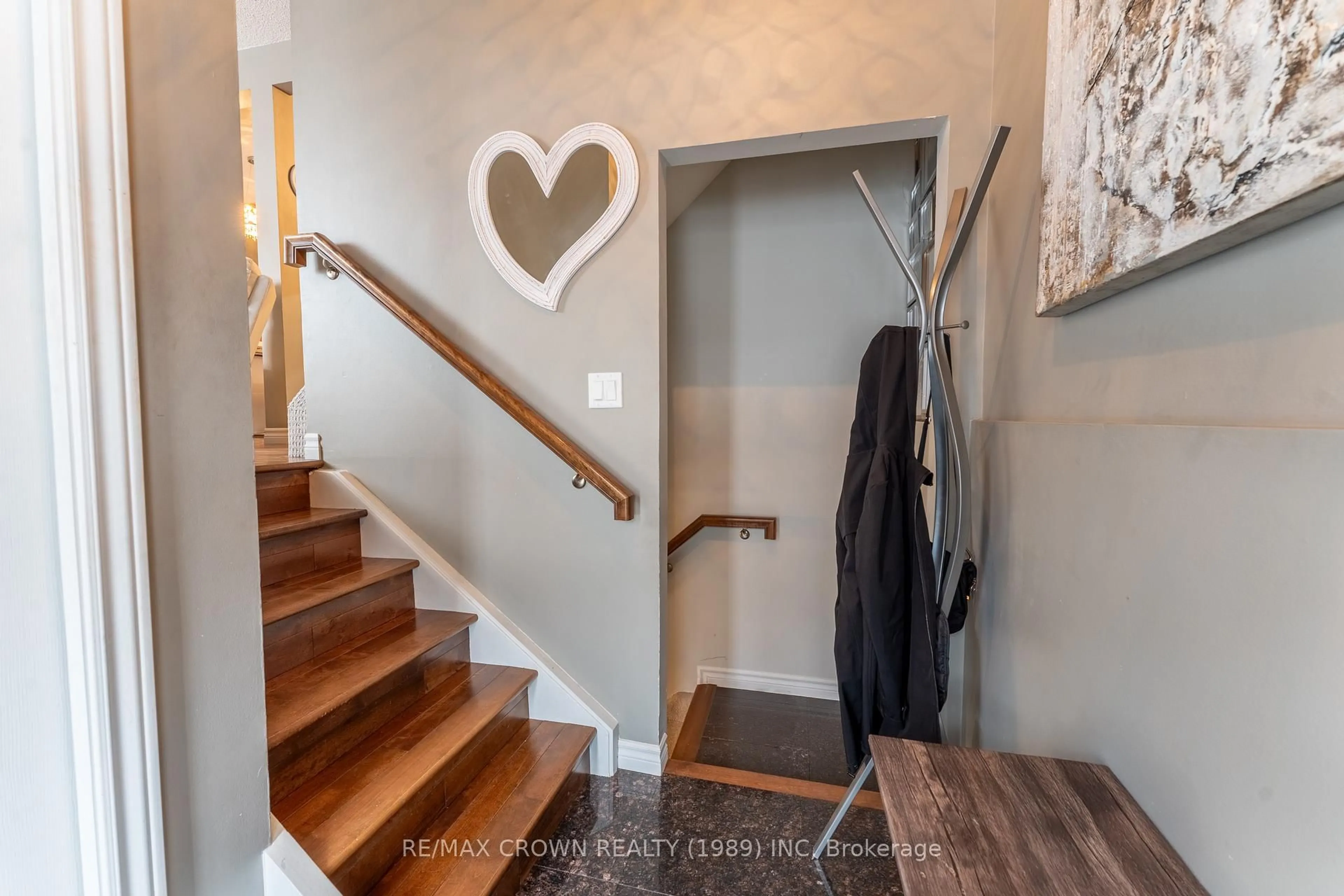 Indoor entryway for 904 Premier Rd #9, North Bay Ontario P1A 2H5