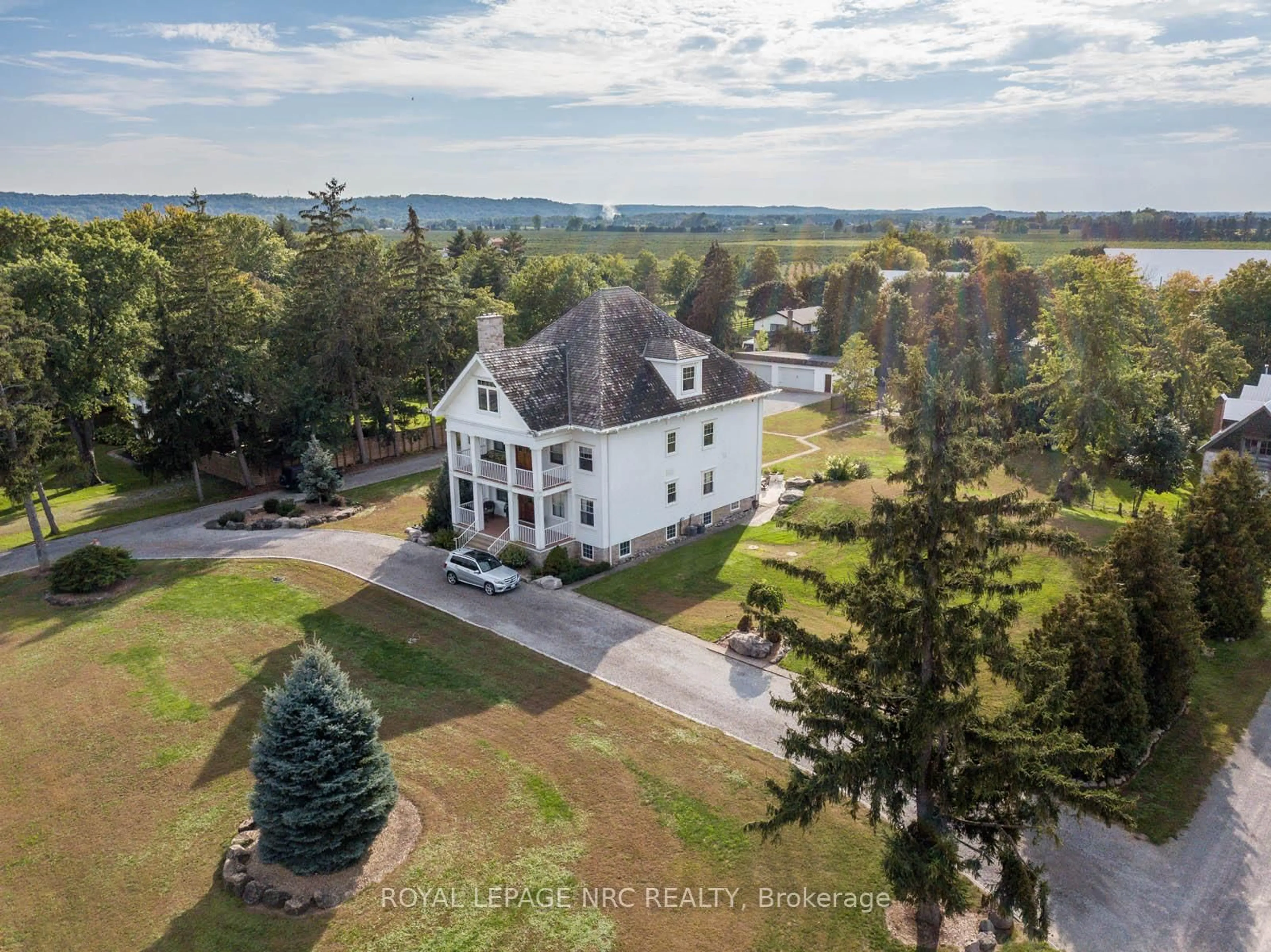 A pic from outside/outdoor area/front of a property/back of a property/a pic from drone, mountain view for 14902 NIAGARA RIVER Pkwy, Niagara-on-the-Lake Ontario L0S 1J0