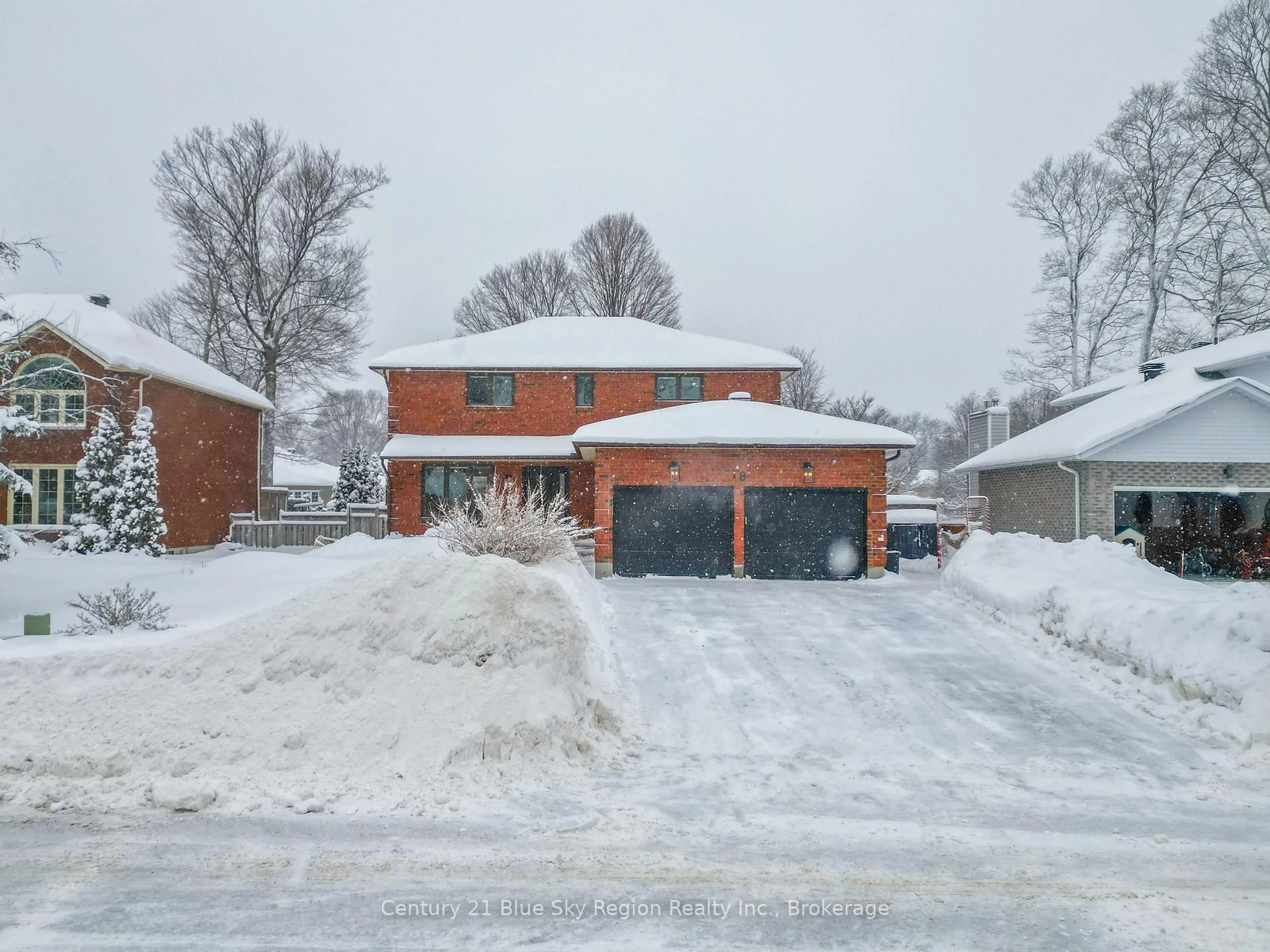 A pic from outside/outdoor area/front of a property/back of a property/a pic from drone, street for 18 CANTERBURY Cres, North Bay Ontario P1C 1K7