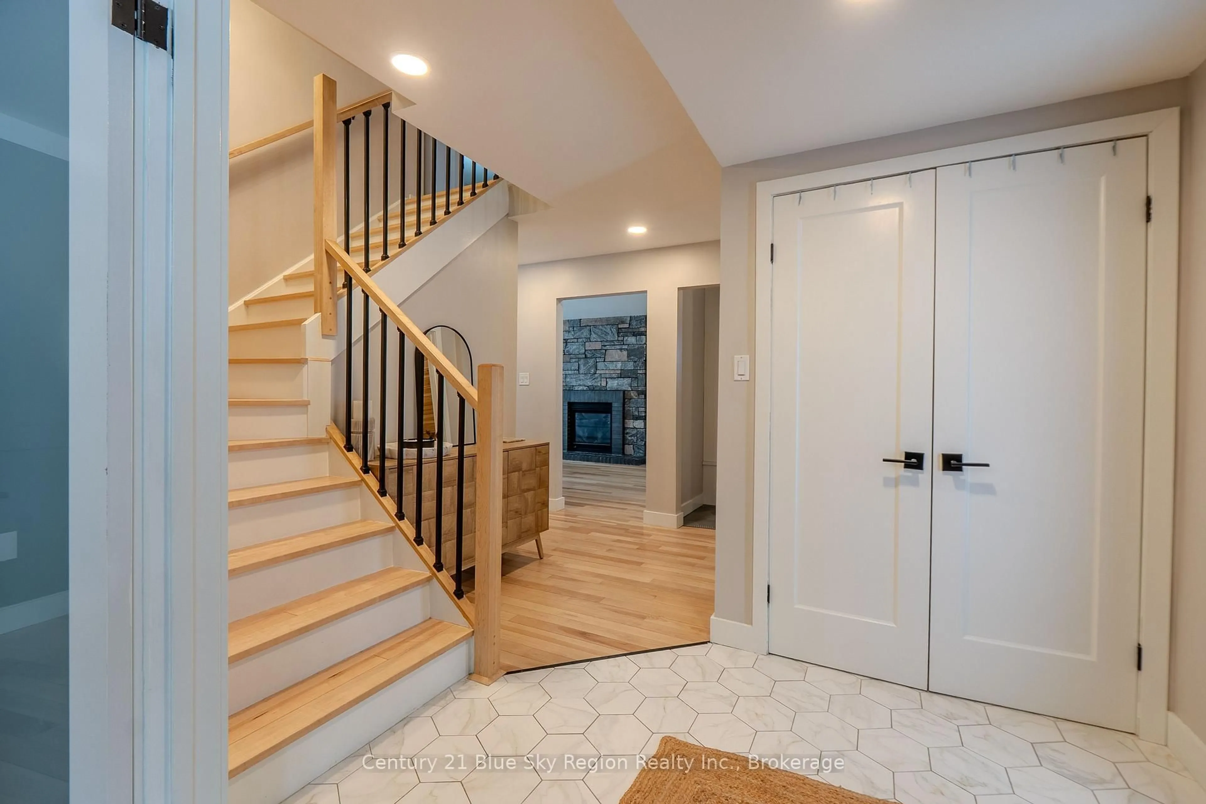 Indoor entryway for 18 CANTERBURY Cres, North Bay Ontario P1C 1K7