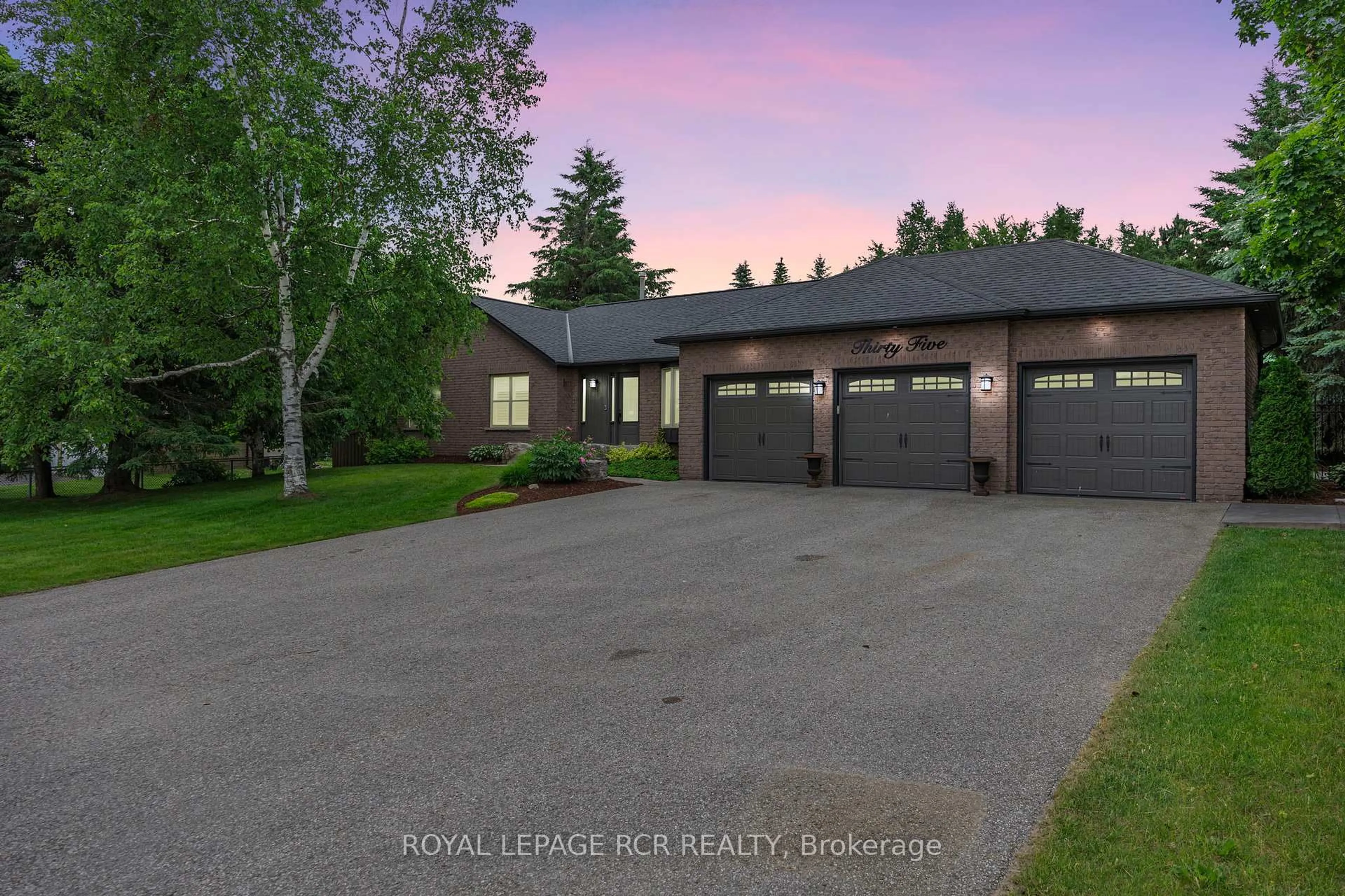 A pic from outside/outdoor area/front of a property/back of a property/a pic from drone, unknown for 35 Hawthorne Rd, Mono Ontario L9W 6G6