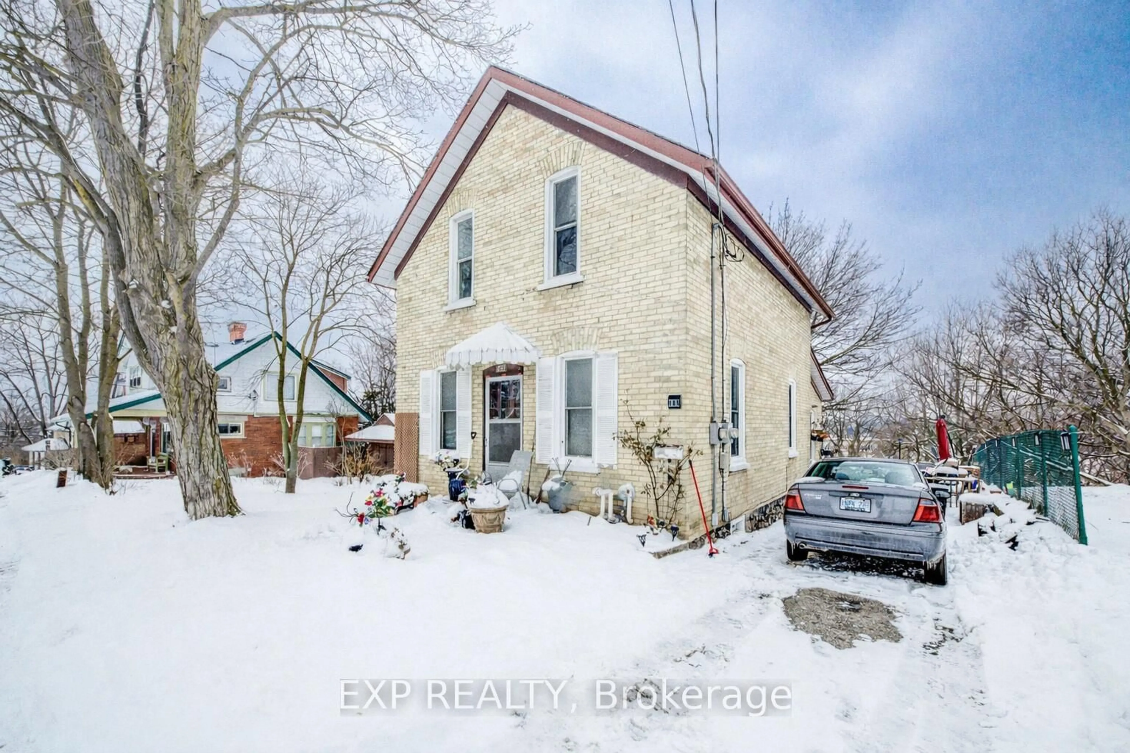 A pic from outside/outdoor area/front of a property/back of a property/a pic from drone, street for 105 St George St, Kitchener Ontario N2G 2T2