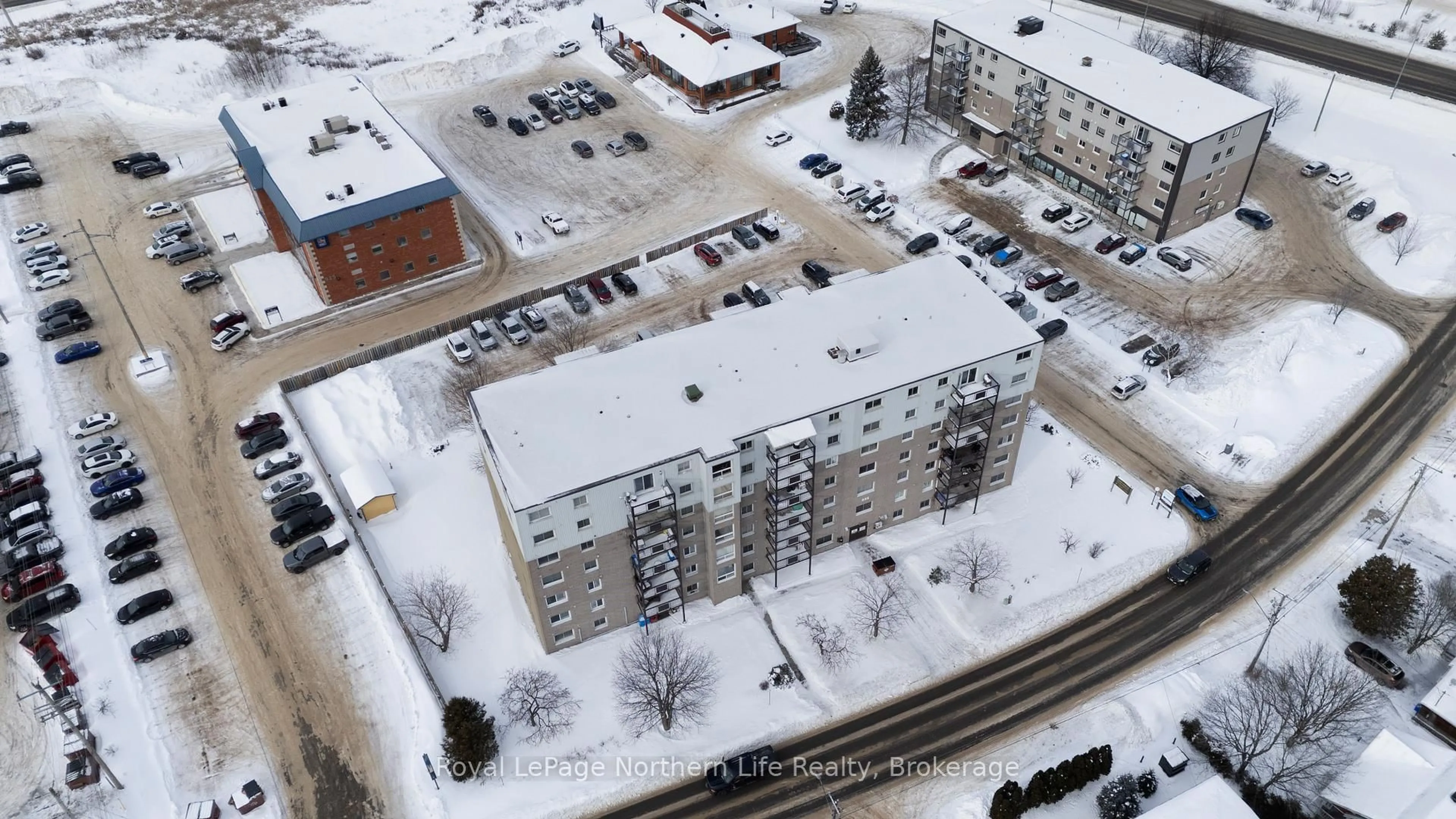 A pic from outside/outdoor area/front of a property/back of a property/a pic from drone, building for 935 Stockdale Rd #405, North Bay Ontario P1B 9L7