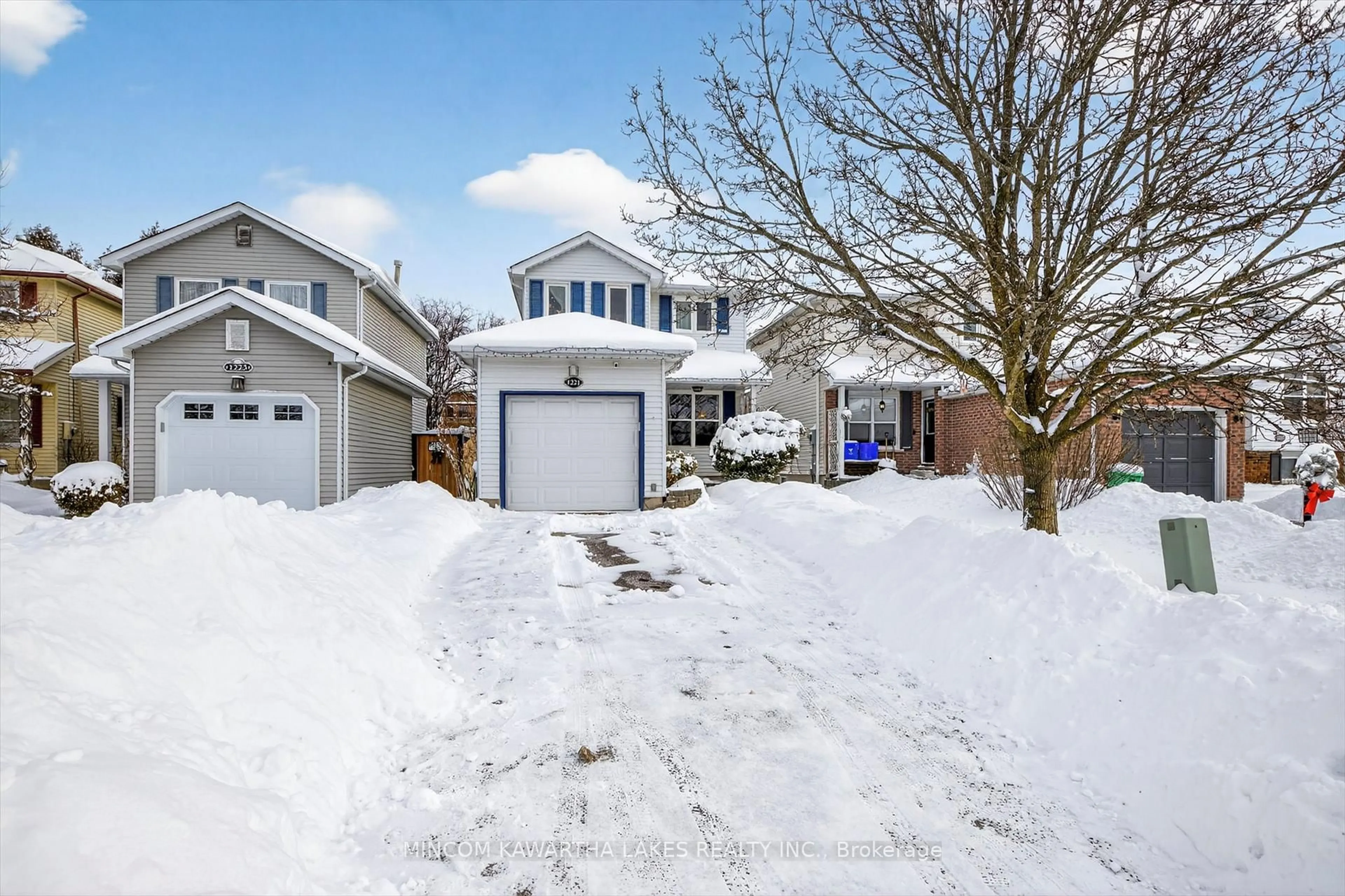 A pic from outside/outdoor area/front of a property/back of a property/a pic from drone, street for 1221 Huntington Circ, Peterborough Ontario K9K 2B6