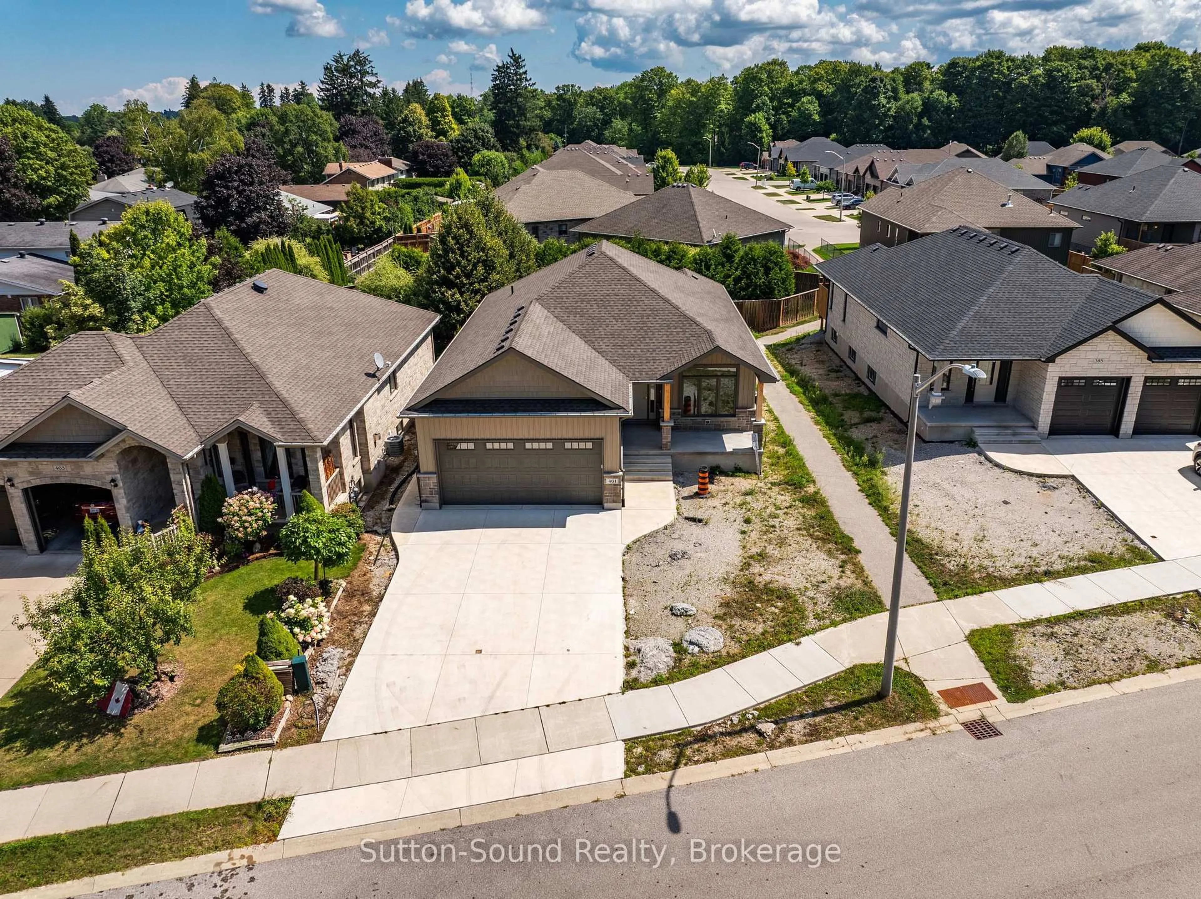 A pic from outside/outdoor area/front of a property/back of a property/a pic from drone, street for 401 6th Ave, Owen Sound Ontario N4K 6K7