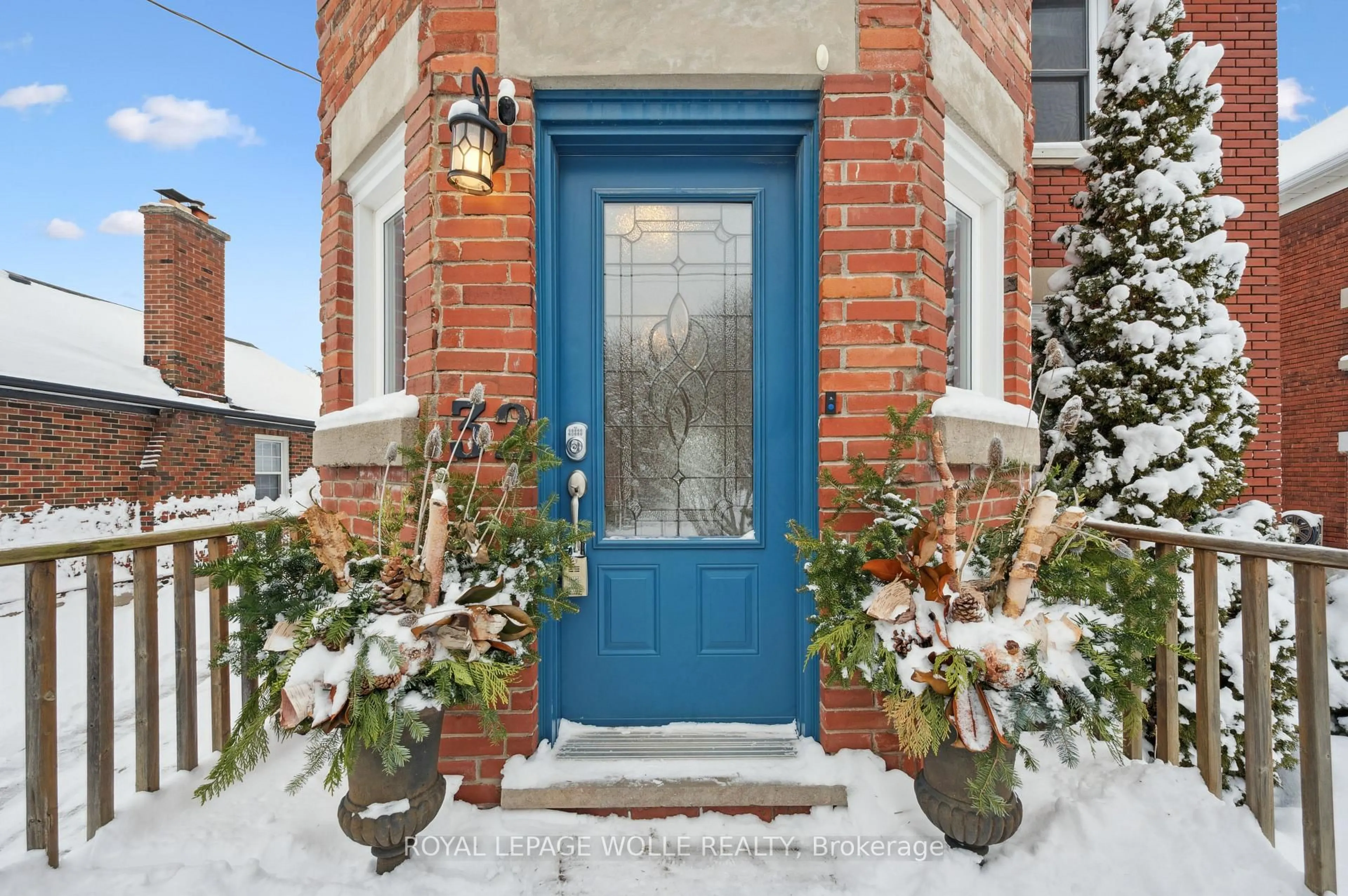 Indoor entryway for 32 Dane St, Kitchener Ontario N2H 3H7