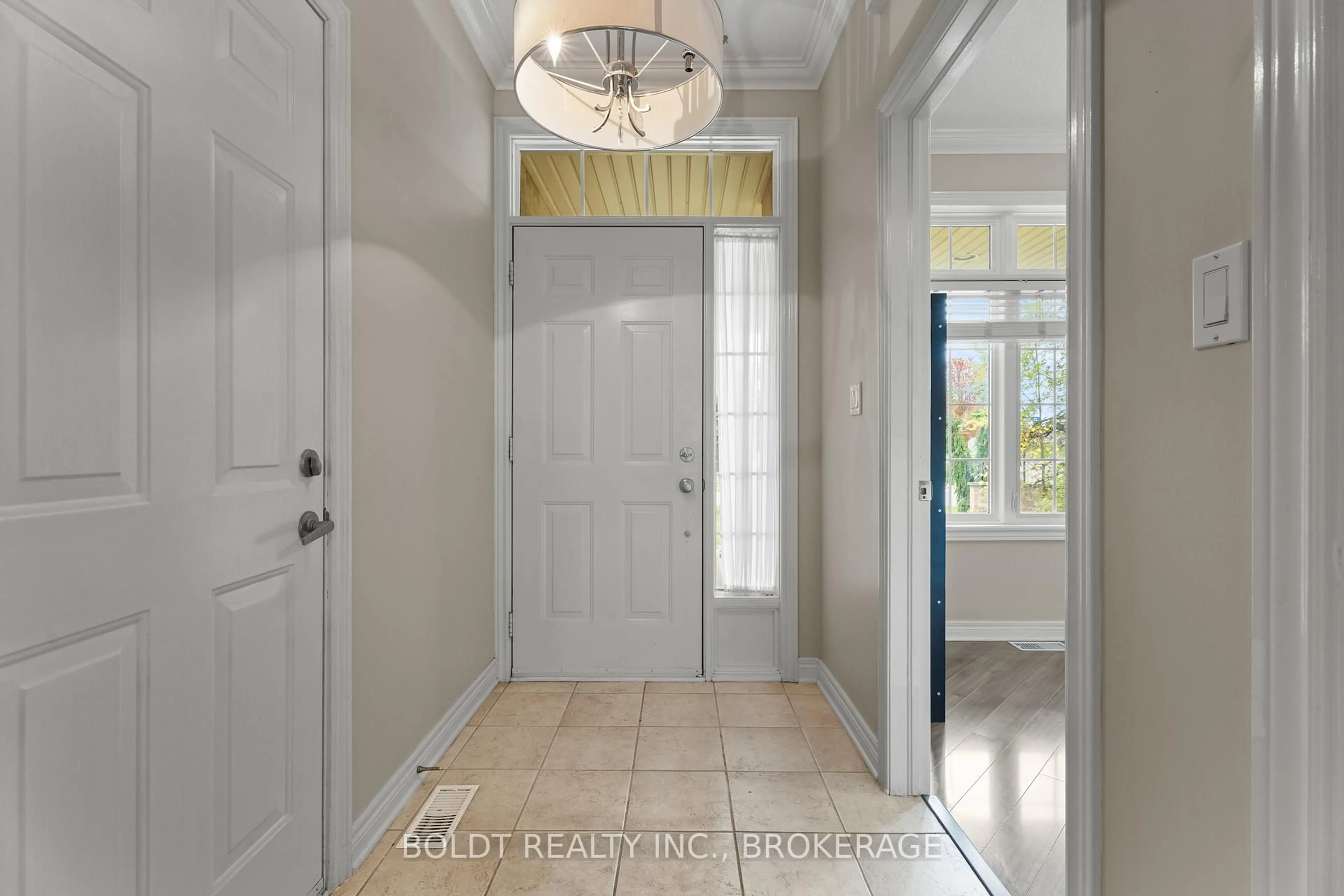 Indoor entryway for 8 Willowlanding Crt, Welland Ontario L3C 7L7