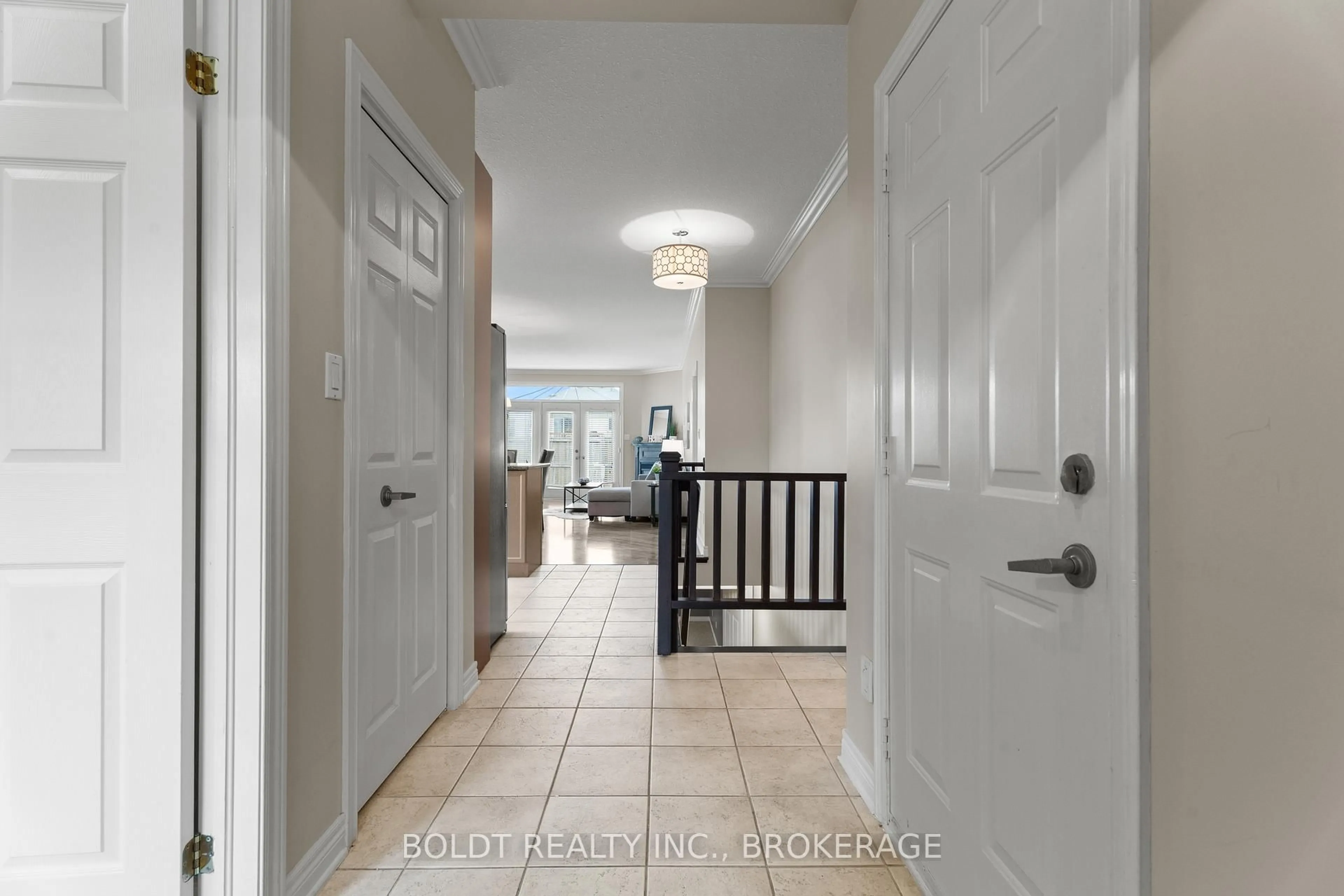 Indoor entryway for 8 Willowlanding Crt, Welland Ontario L3C 7L7