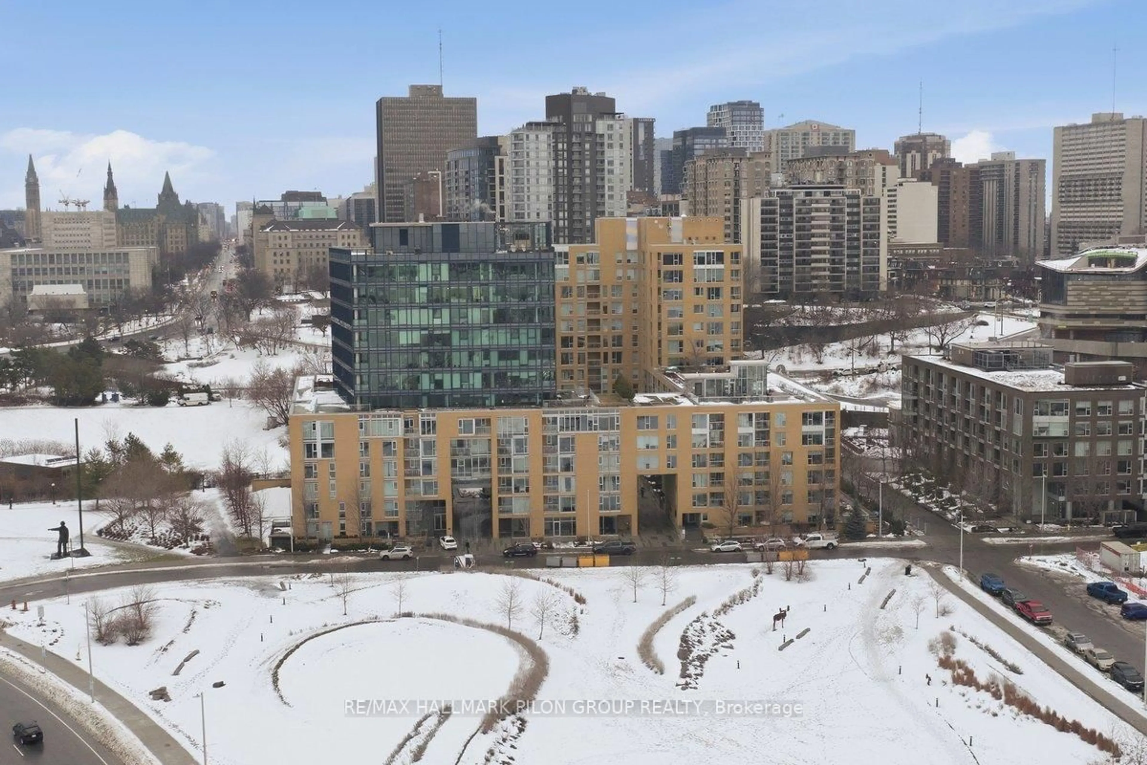 A pic from outside/outdoor area/front of a property/back of a property/a pic from drone, city buildings view from balcony for 250 Lett St #905, Ottawa Ontario K1R 0A8