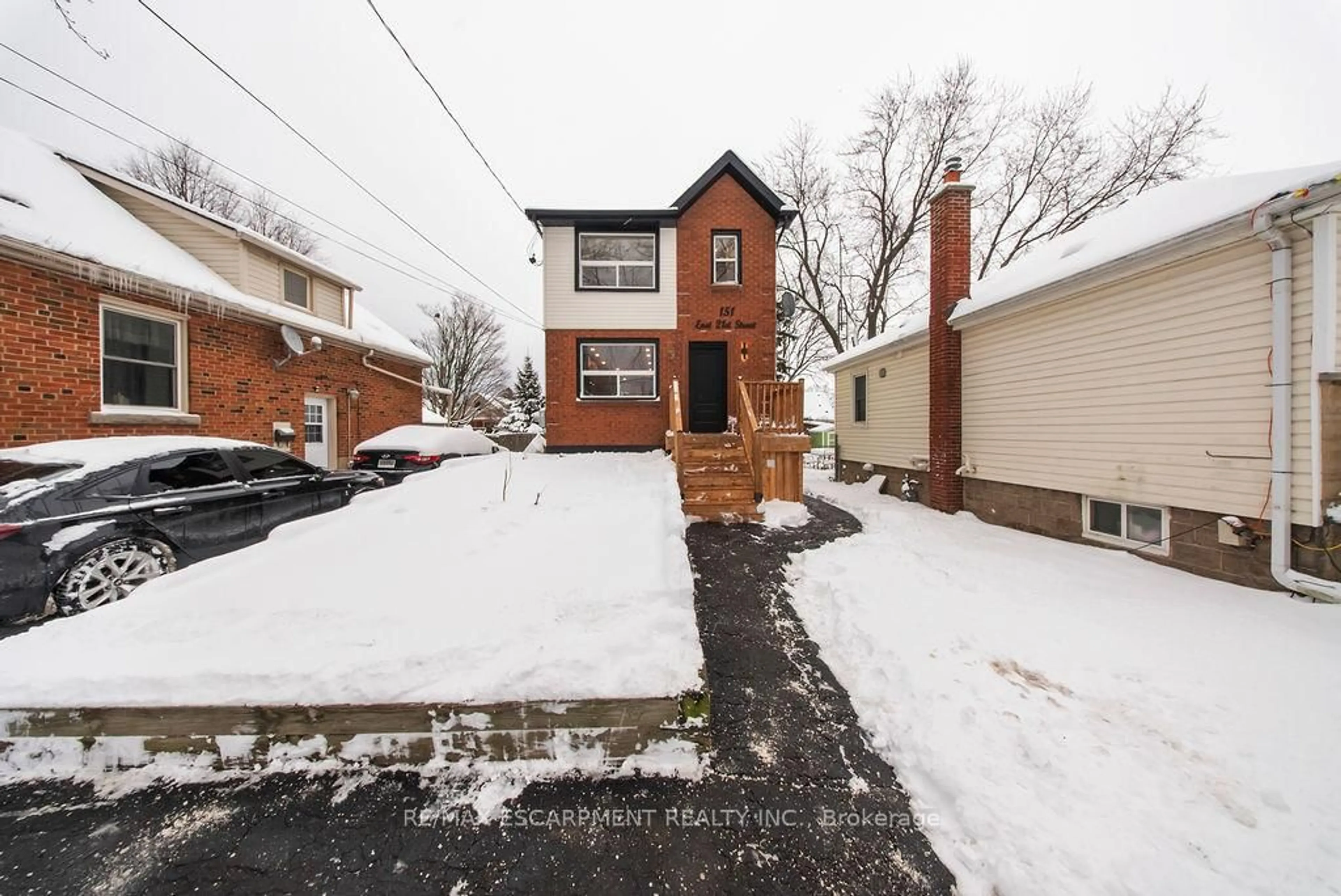 A pic from outside/outdoor area/front of a property/back of a property/a pic from drone, street for 151 East 21st St, Hamilton Ontario L8V 2T5
