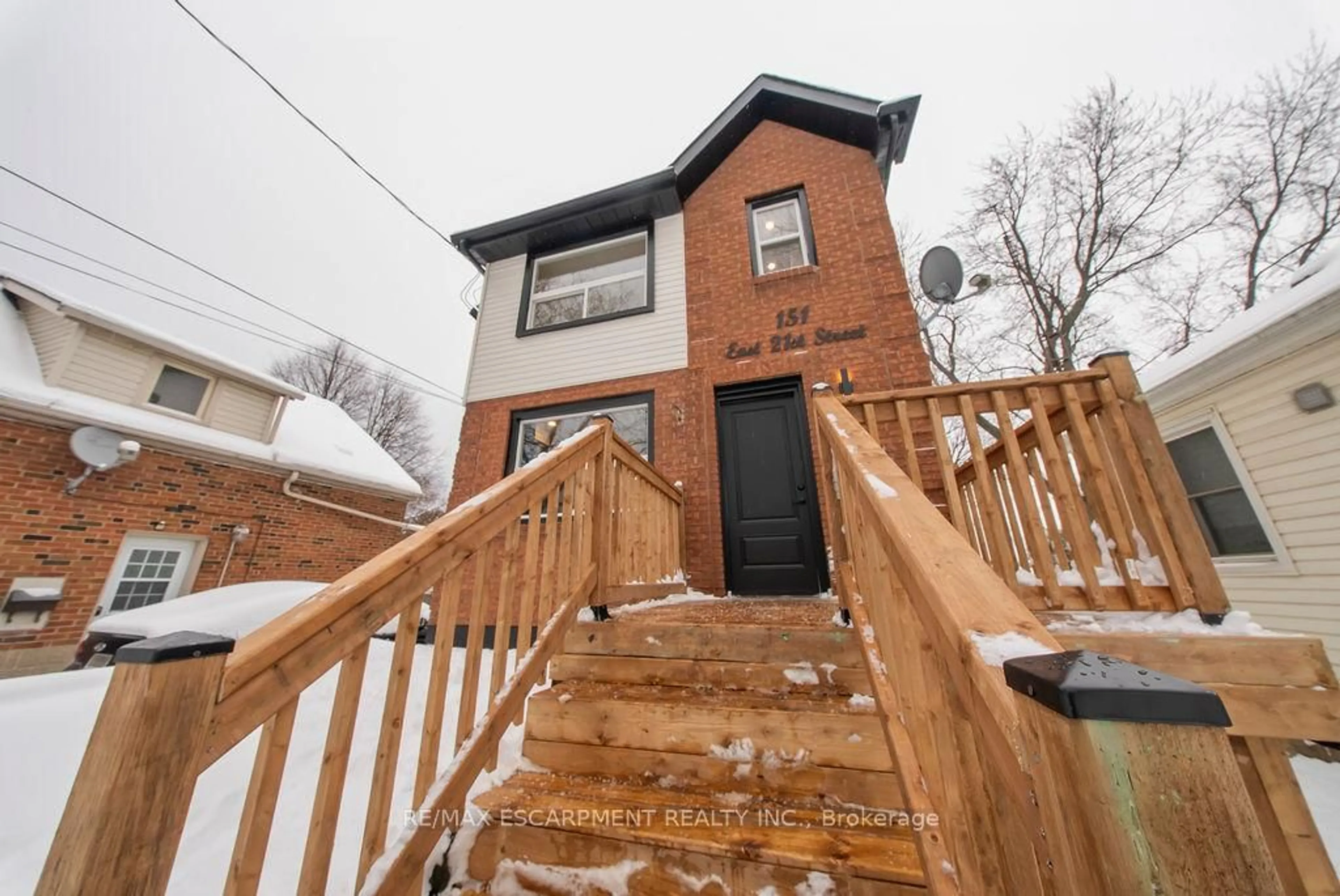 Stairs for 151 East 21st St, Hamilton Ontario L8V 2T5