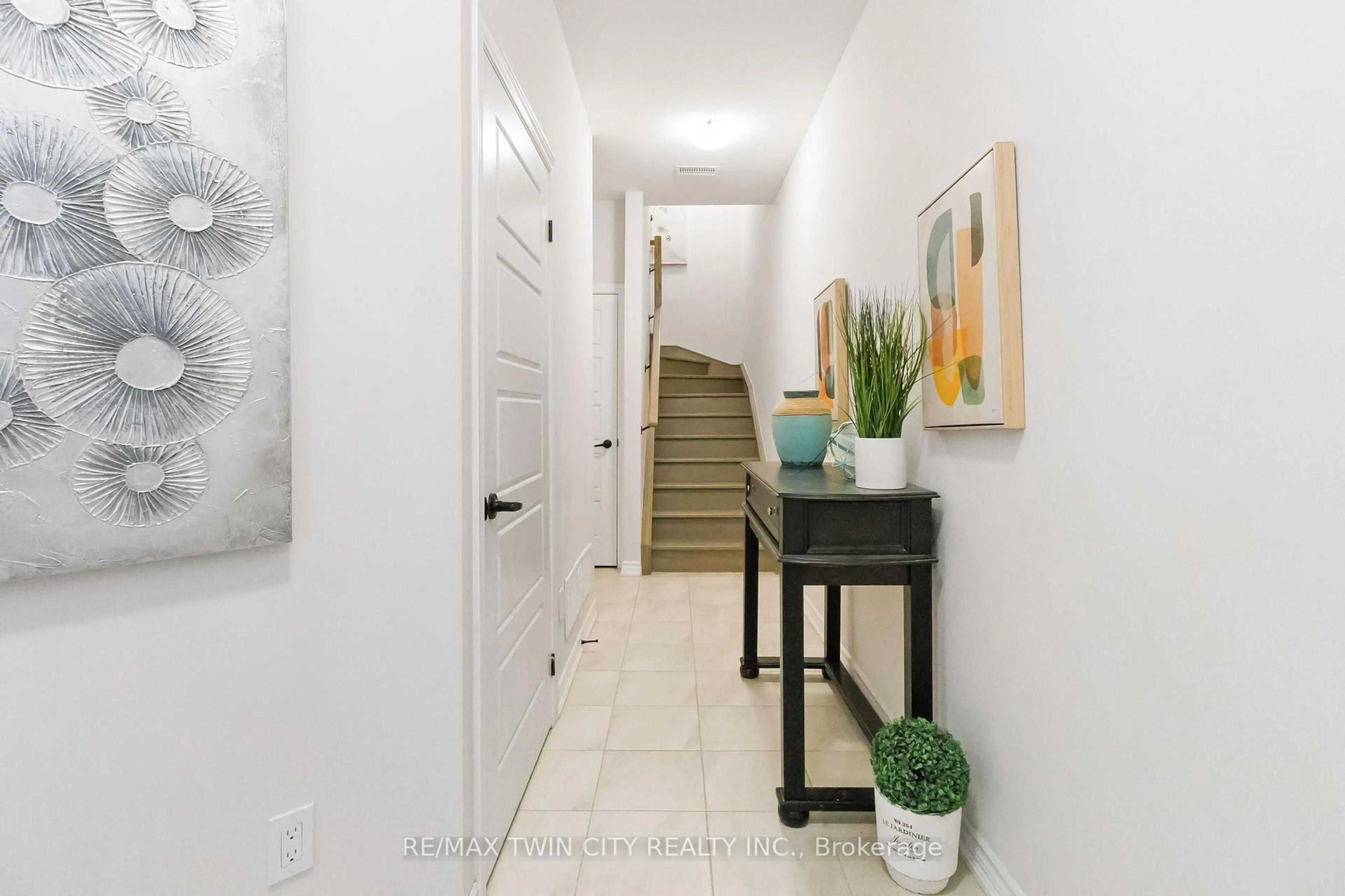 Indoor entryway for 677 Park Rd #150, Brantford Ontario N3R 0C2