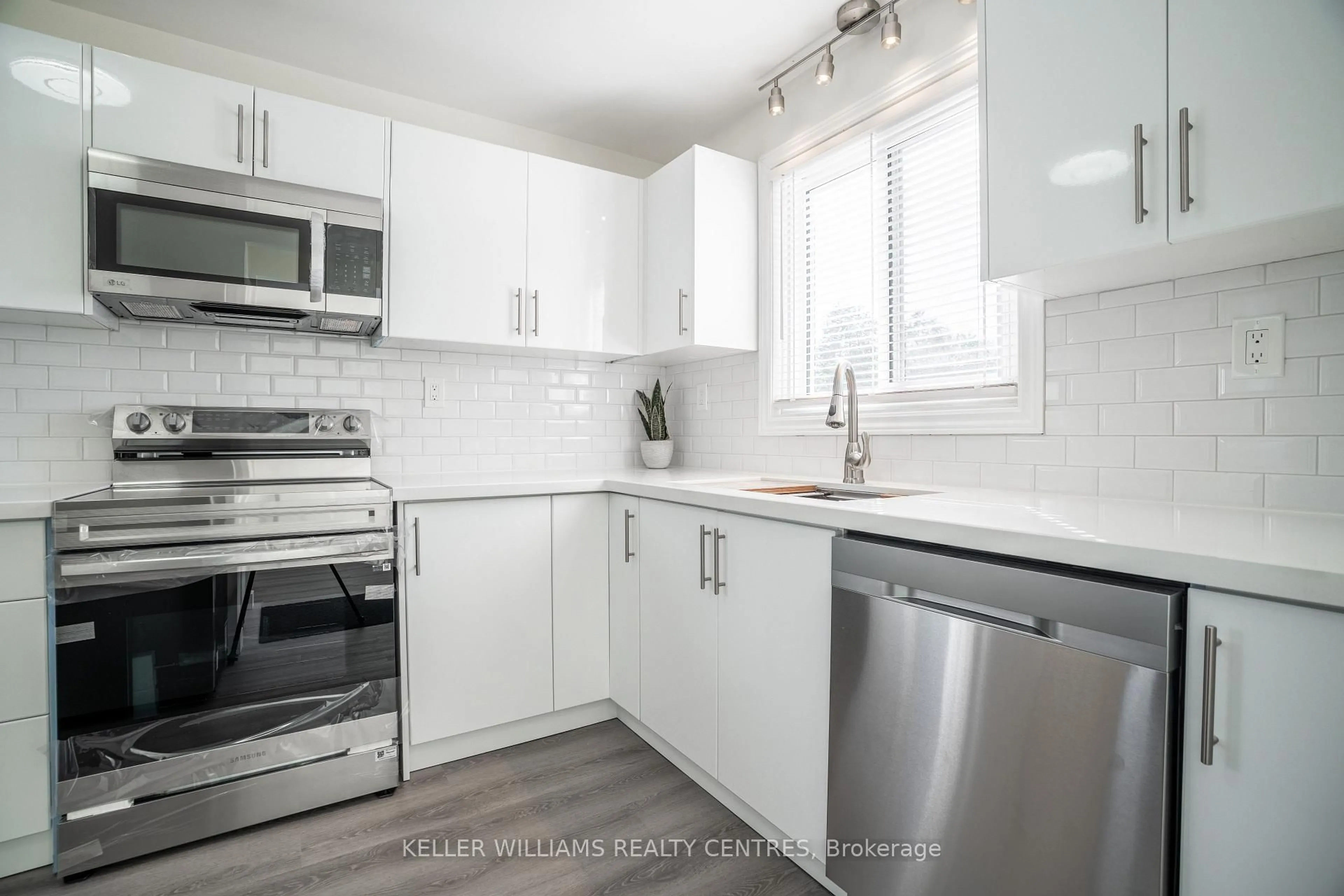 Standard kitchen, unknown for 6131 Valley Way, Niagara Falls Ontario L2E 1X9