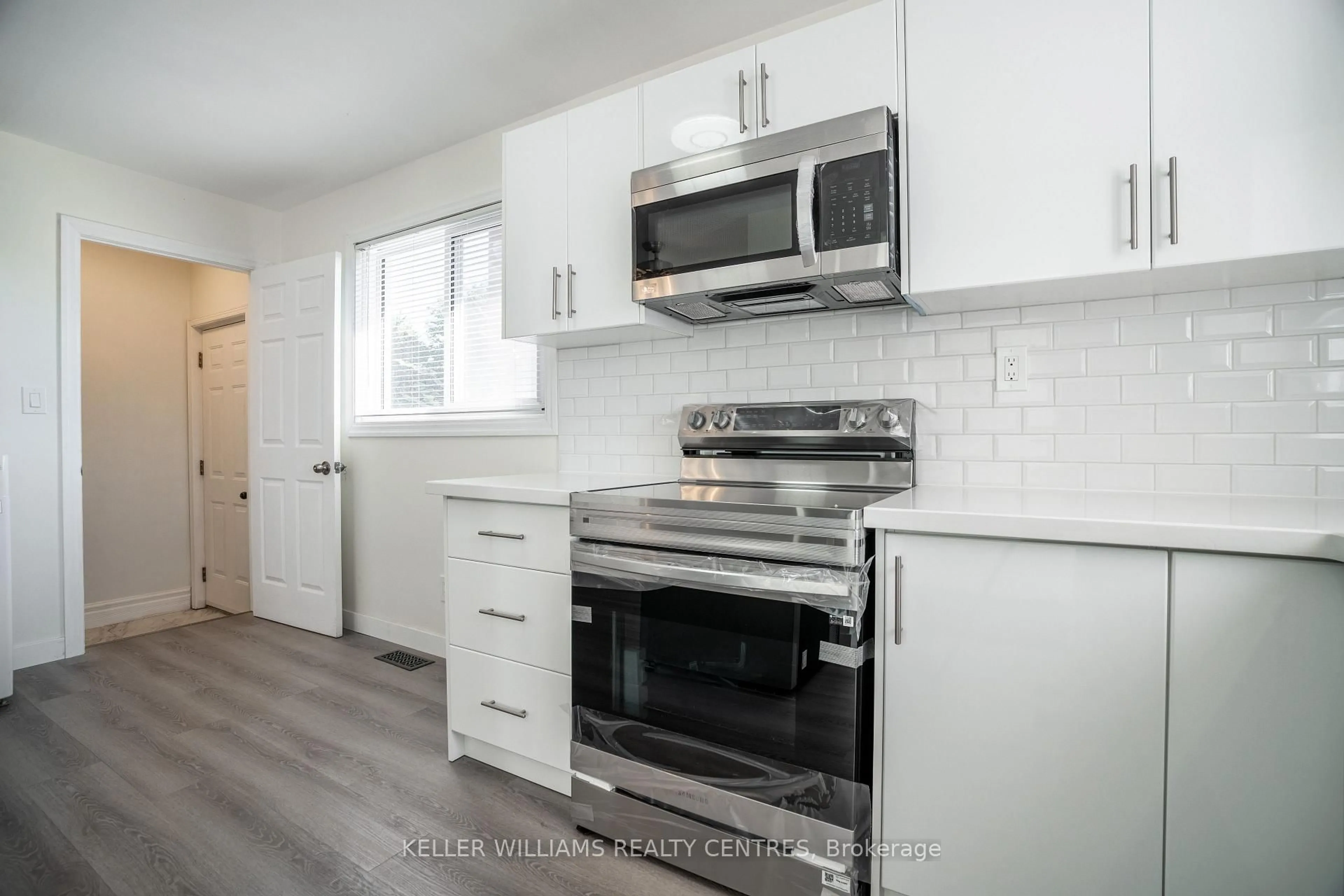Standard kitchen, unknown for 6131 Valley Way, Niagara Falls Ontario L2E 1X9