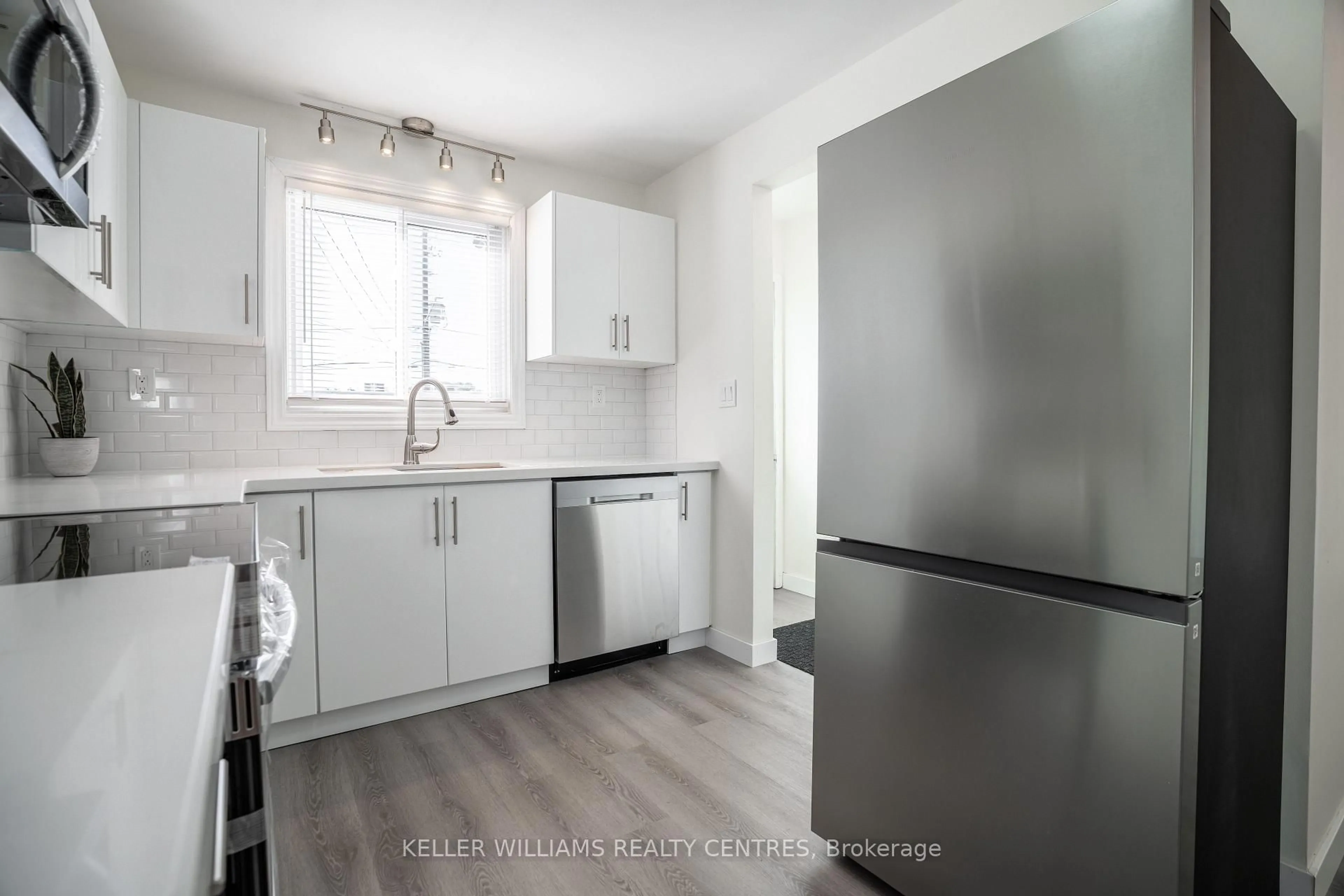 Standard kitchen, unknown for 6131 Valley Way, Niagara Falls Ontario L2E 1X9