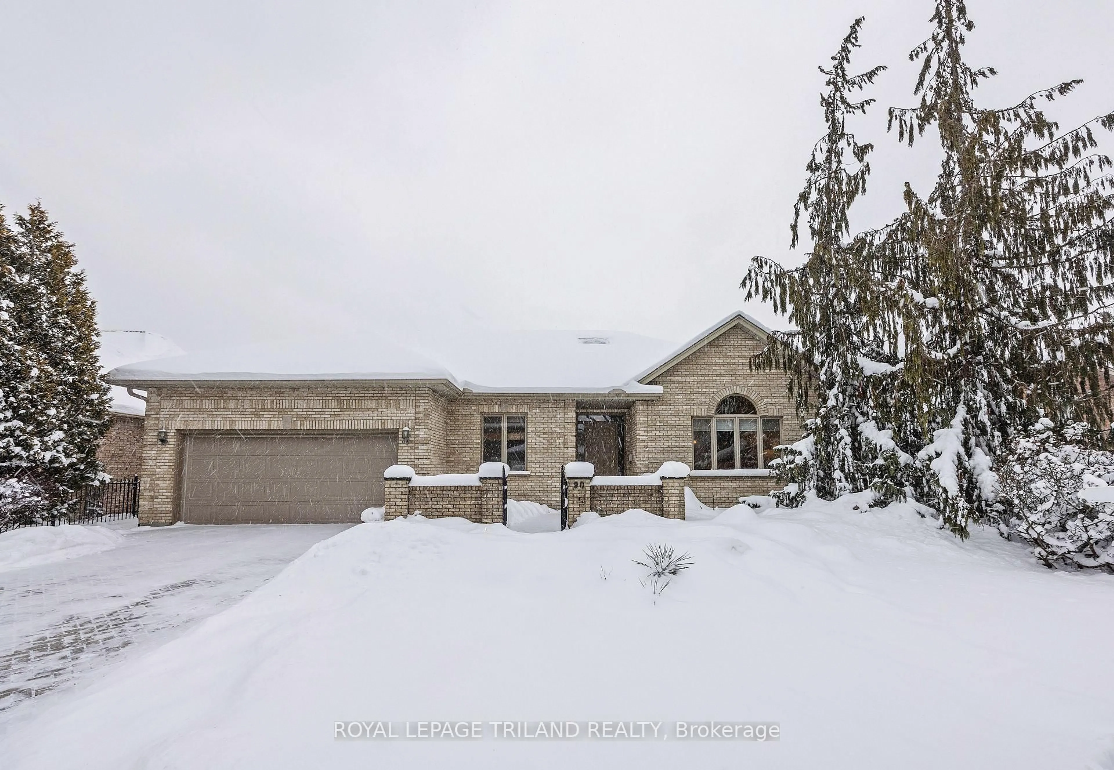 A pic from outside/outdoor area/front of a property/back of a property/a pic from drone, street for 90 LONGVIEW Crt, London South Ontario N6K 4J1