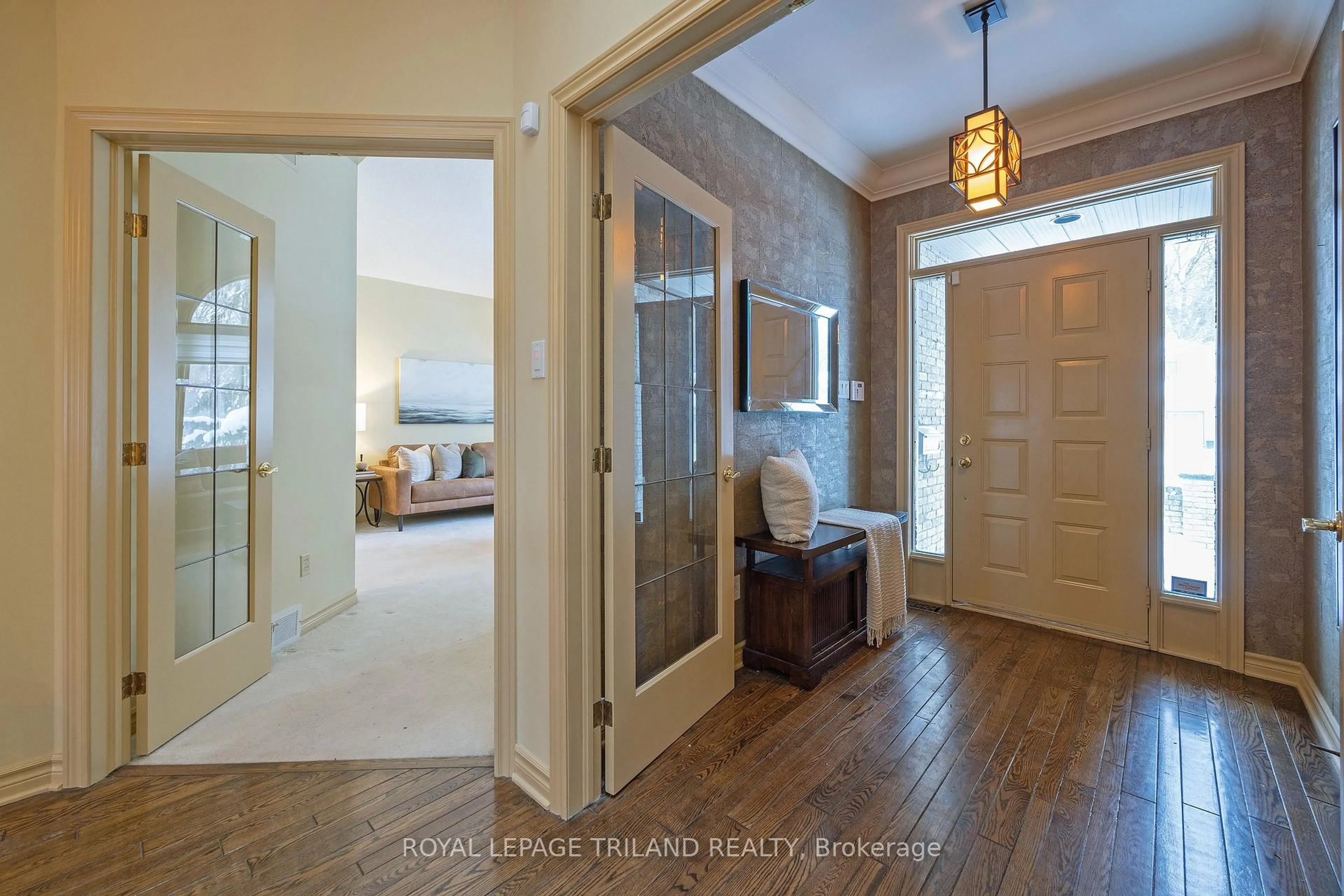 Indoor entryway for 90 LONGVIEW Crt, London South Ontario N6K 4J1