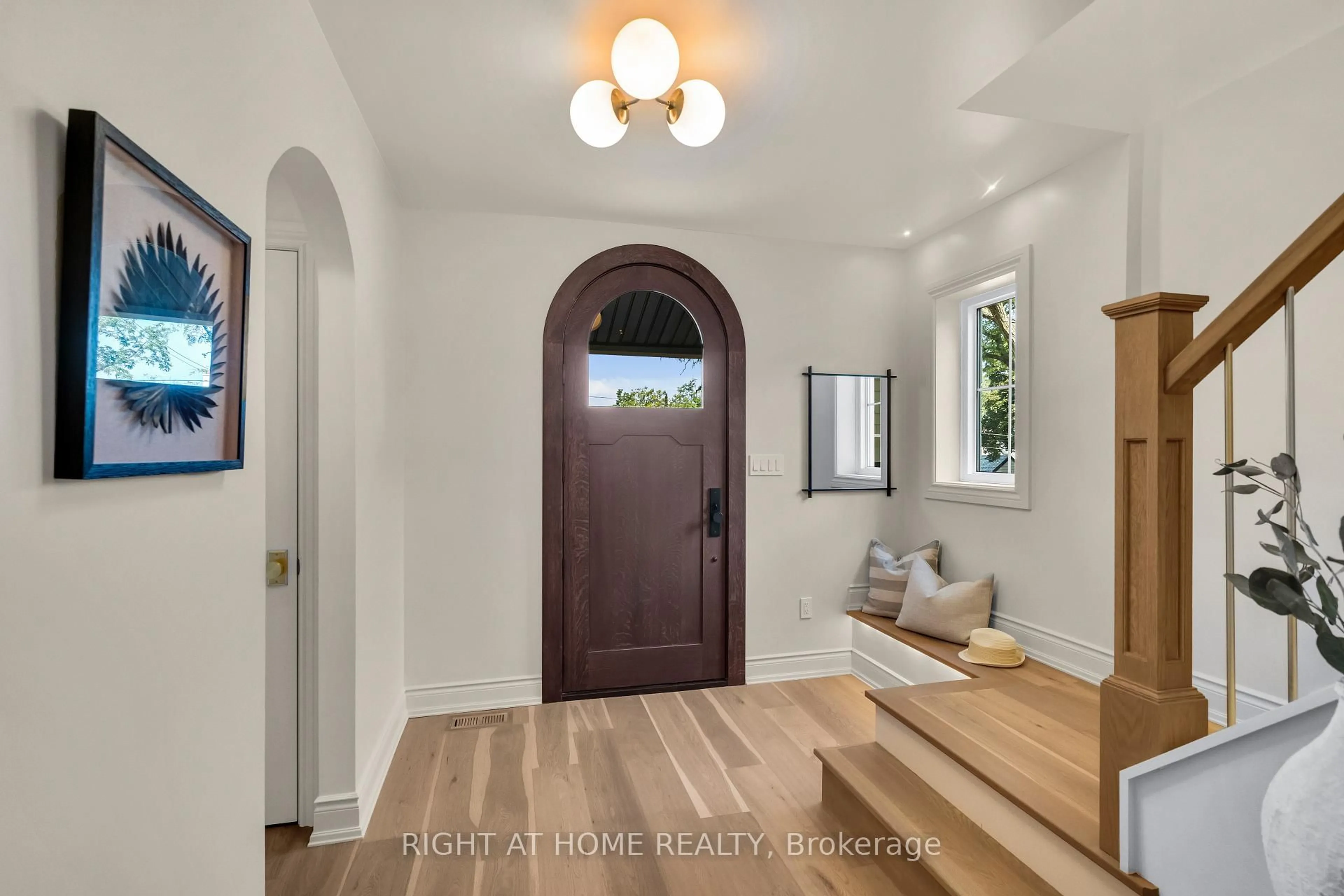 Indoor entryway for 393 Hess St, Hamilton Ontario L8P 3R2