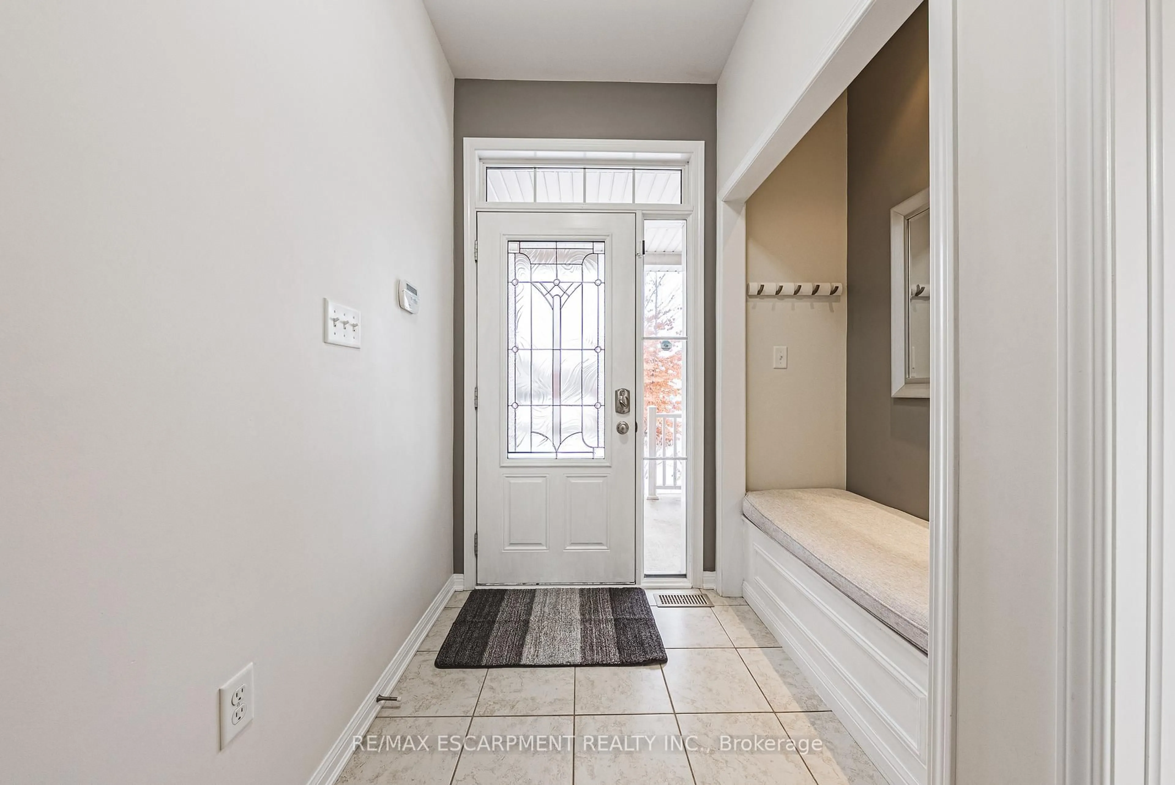 Indoor entryway for 85 Peer Crt, Hamilton Ontario L9K 0C5
