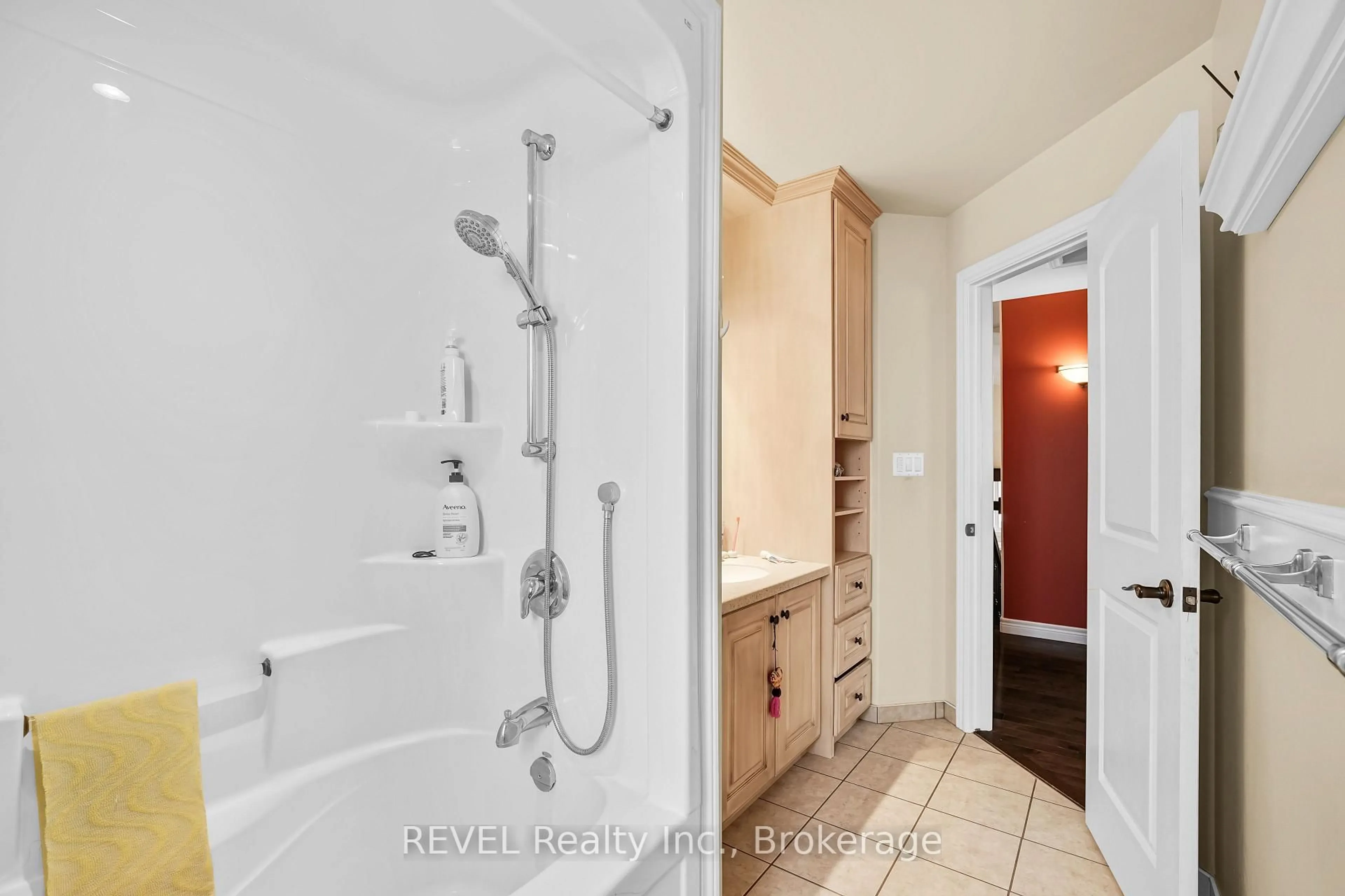 Standard bathroom, ceramic/tile floor for 9069 Tapestry Crt, Niagara Falls Ontario L2H 0E1