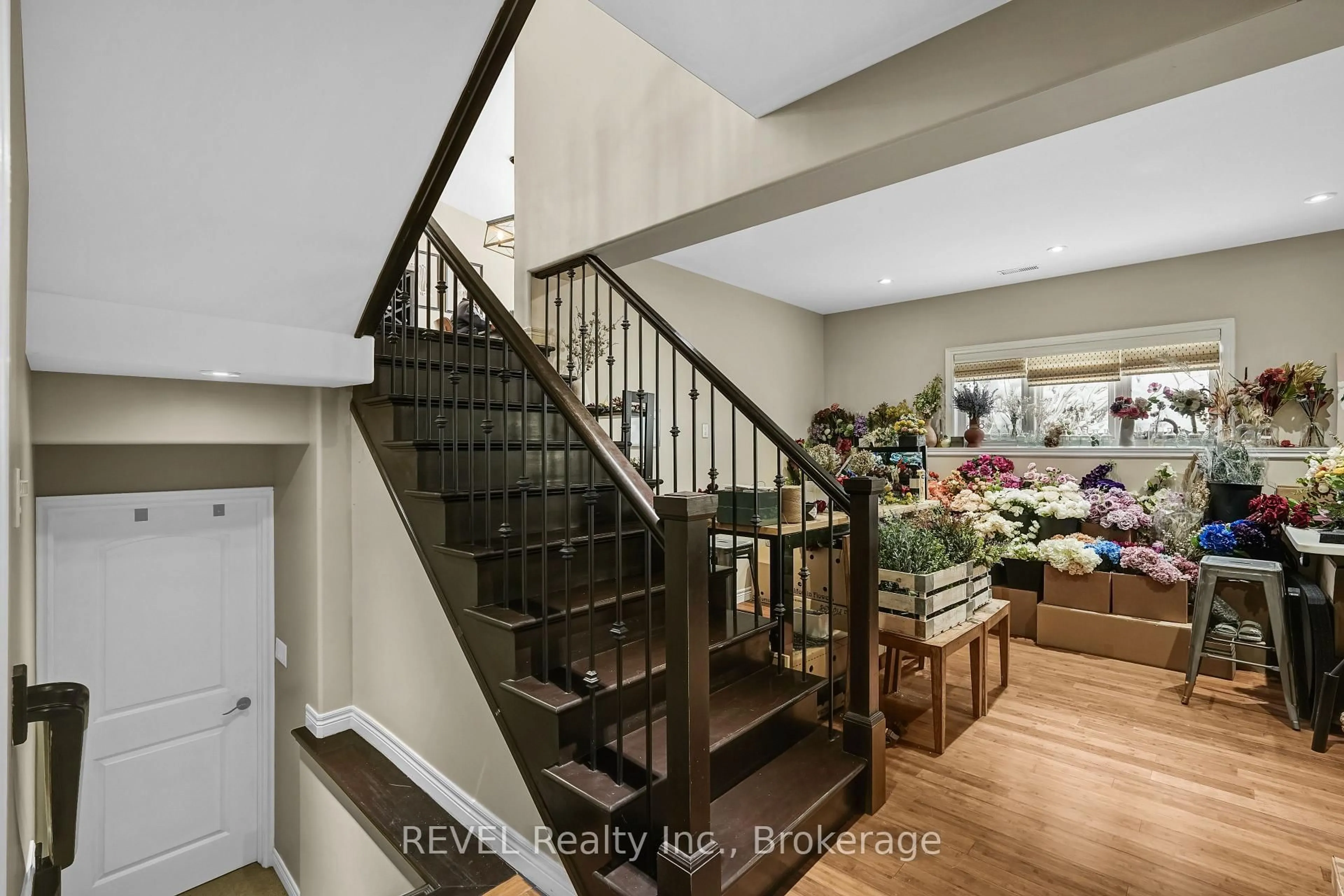 Indoor entryway for 9069 Tapestry Crt, Niagara Falls Ontario L2H 0E1