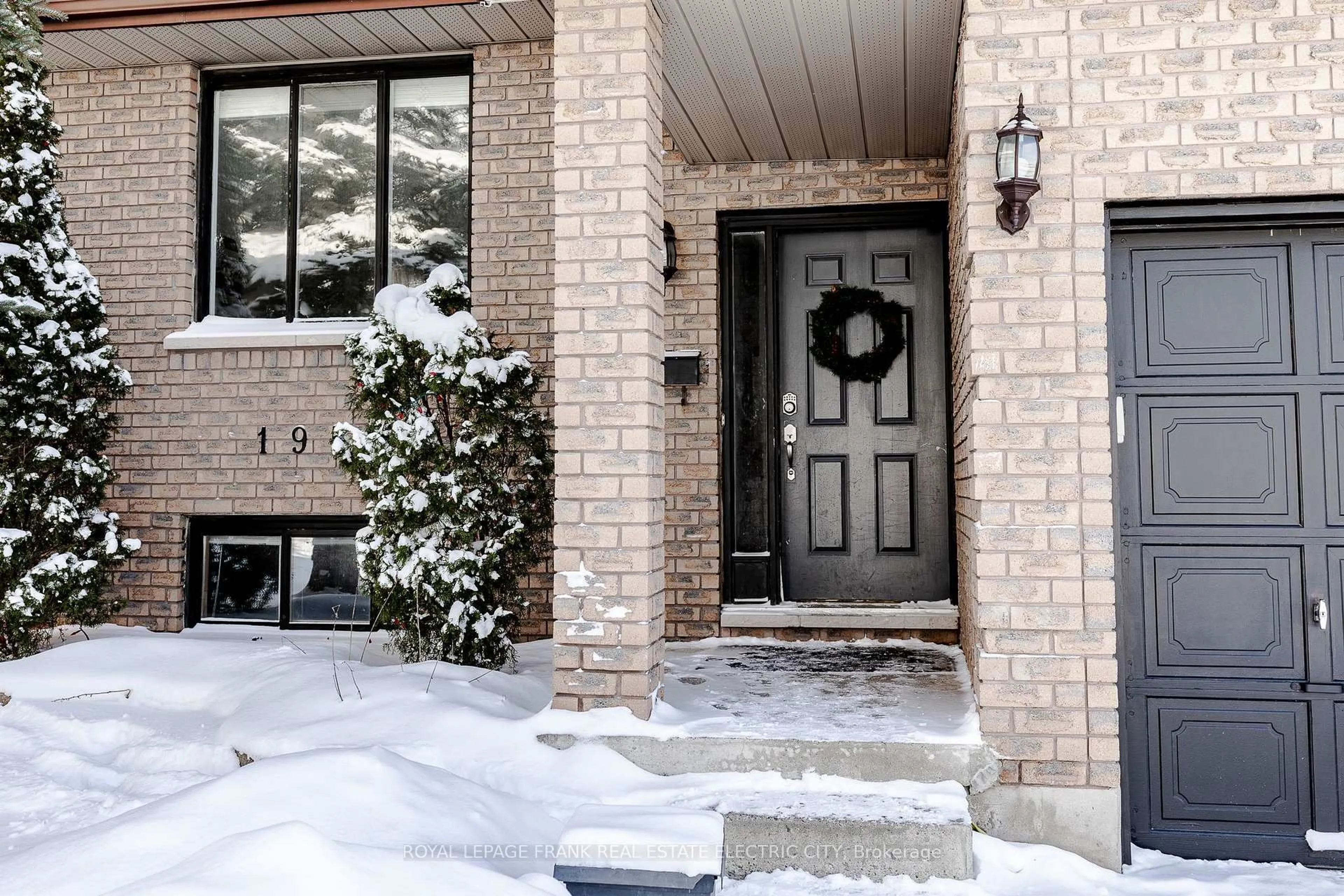 Indoor entryway for 1959 Parkwood Circ, Peterborough Ontario K9J 8C8