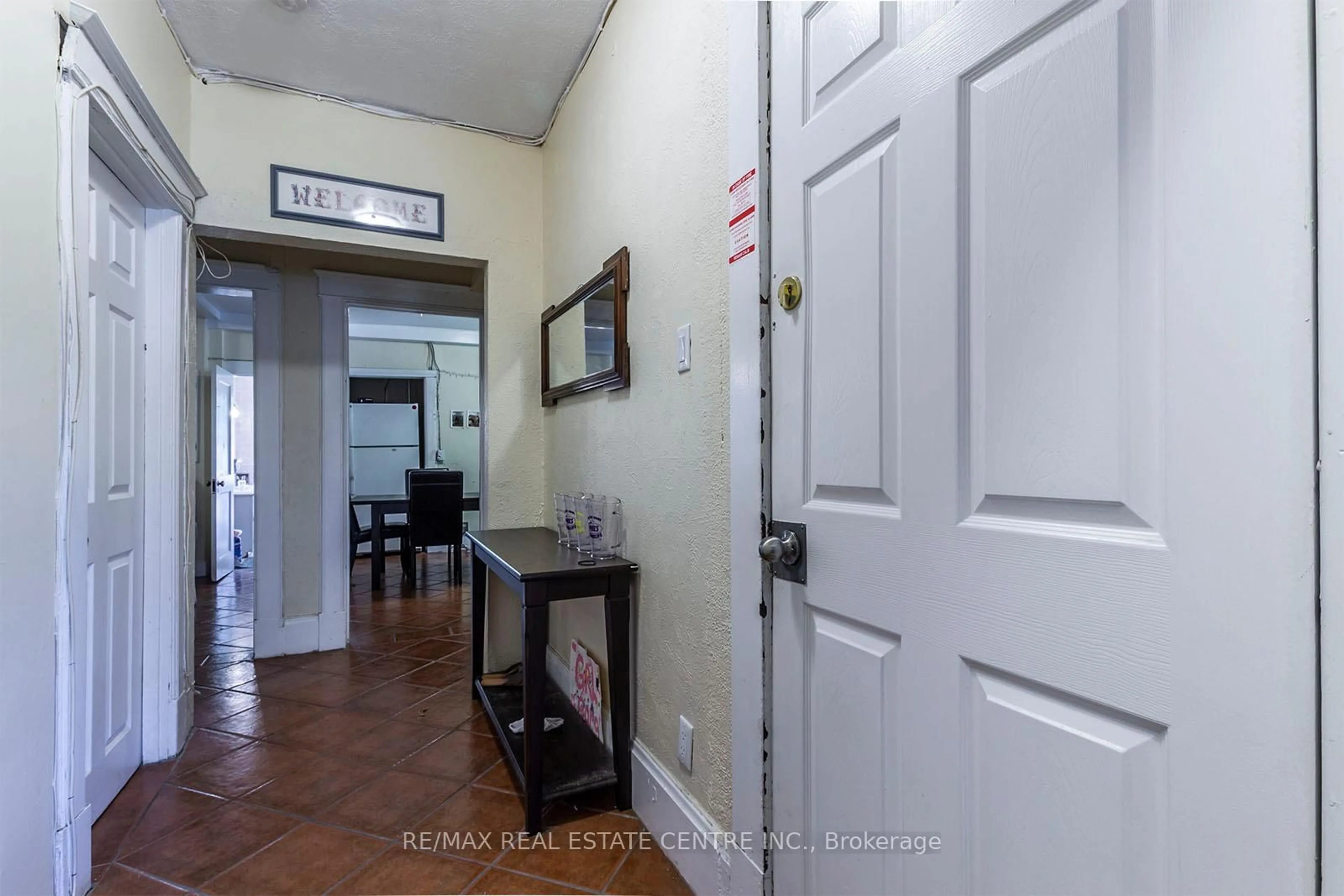 Indoor foyer for 133 Albert St, Waterloo Ontario N2L 3T2