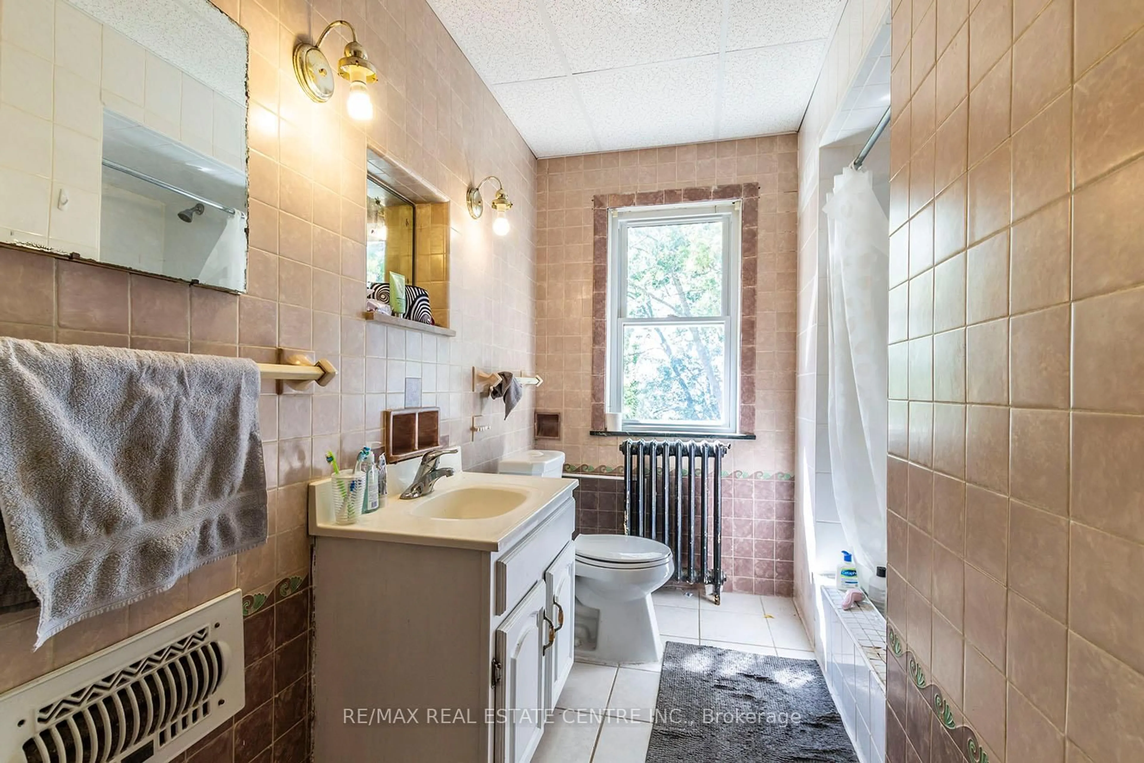 Standard bathroom, ceramic/tile floor for 133 Albert St, Waterloo Ontario N2L 3T2