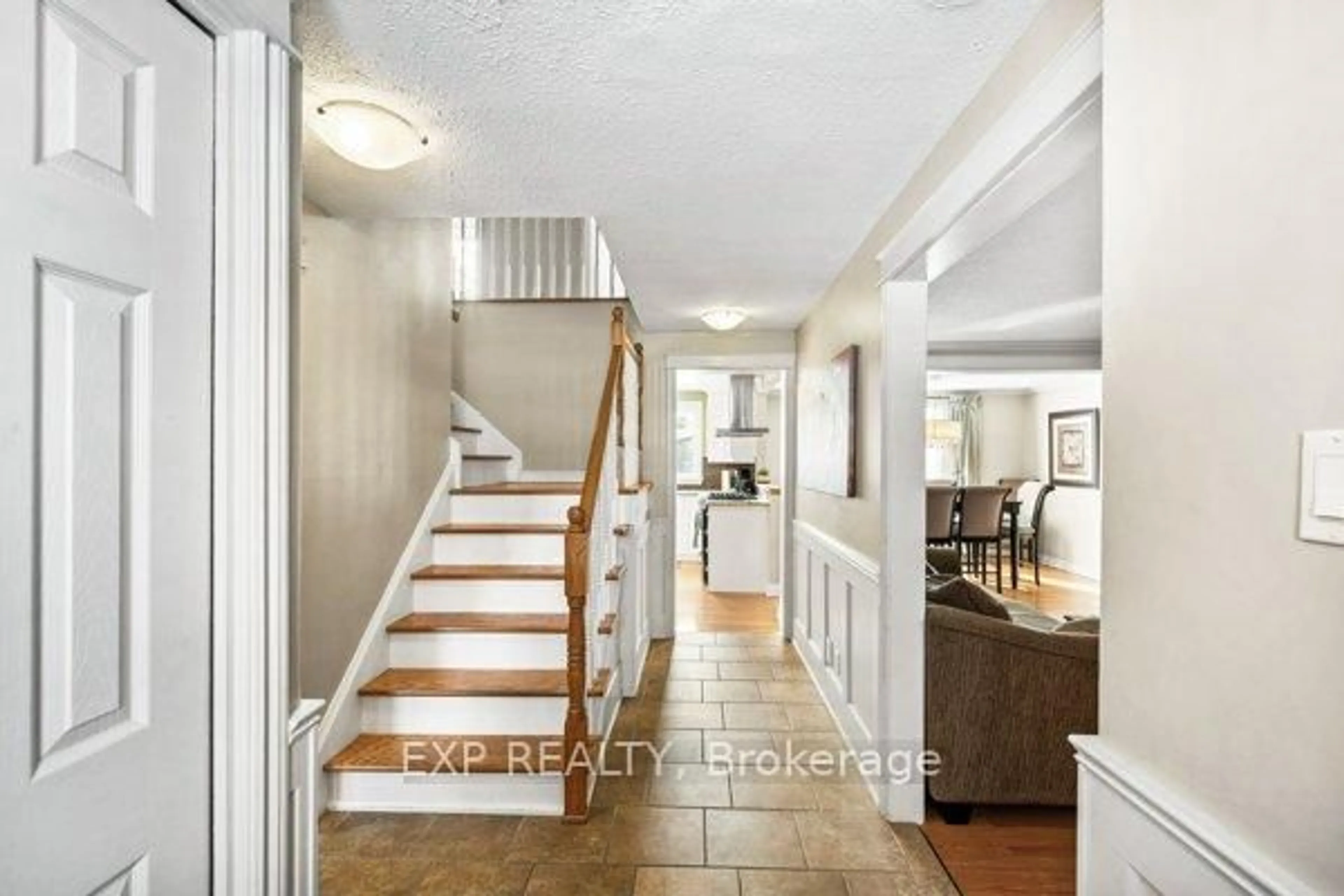 Indoor entryway for 2389 Ogilvie Rd, Ottawa Ontario K1J 7N4