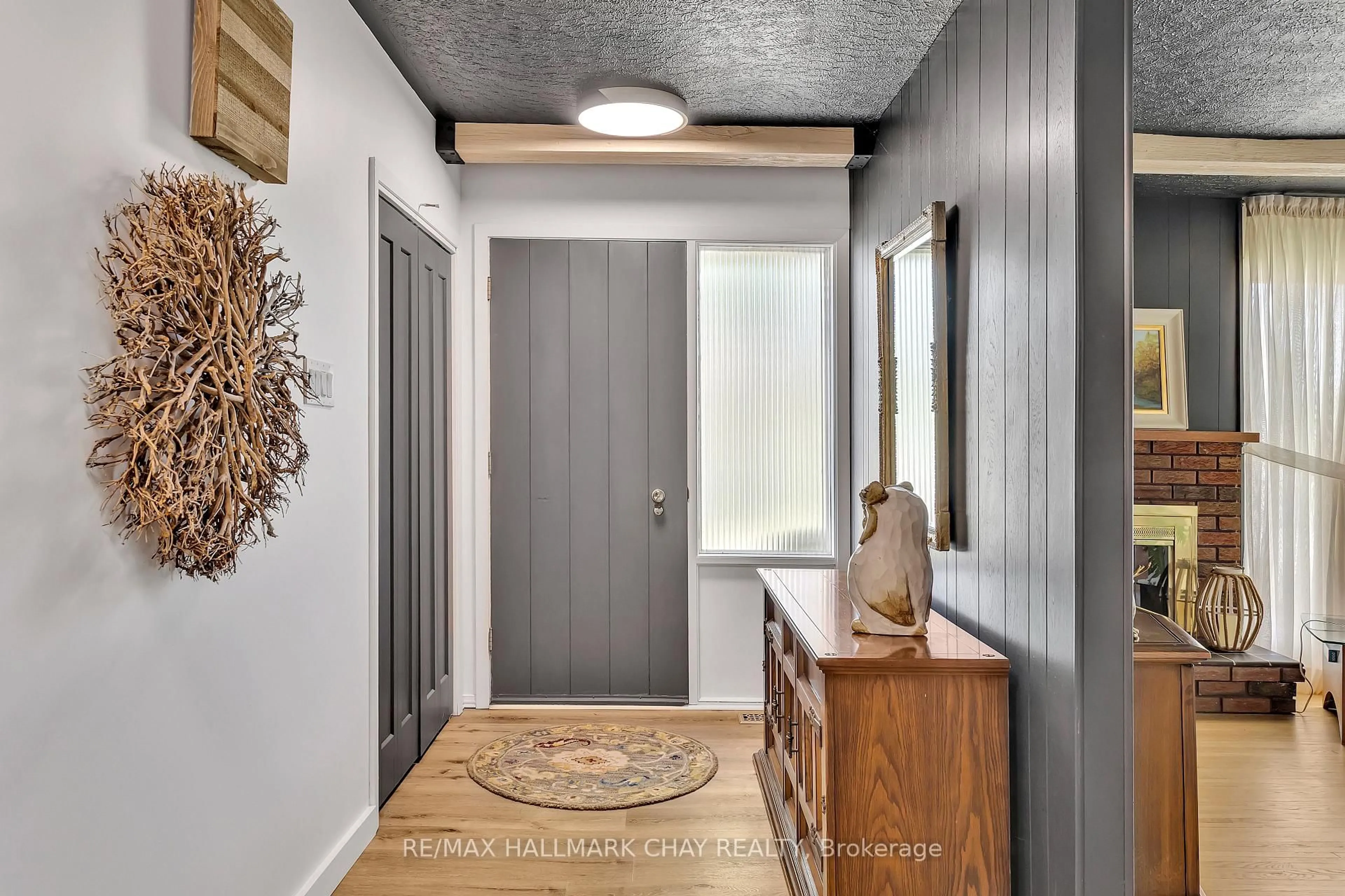 Indoor entryway for 1009 FAIRBAIRN St, Peterborough Ontario K9K 1C1