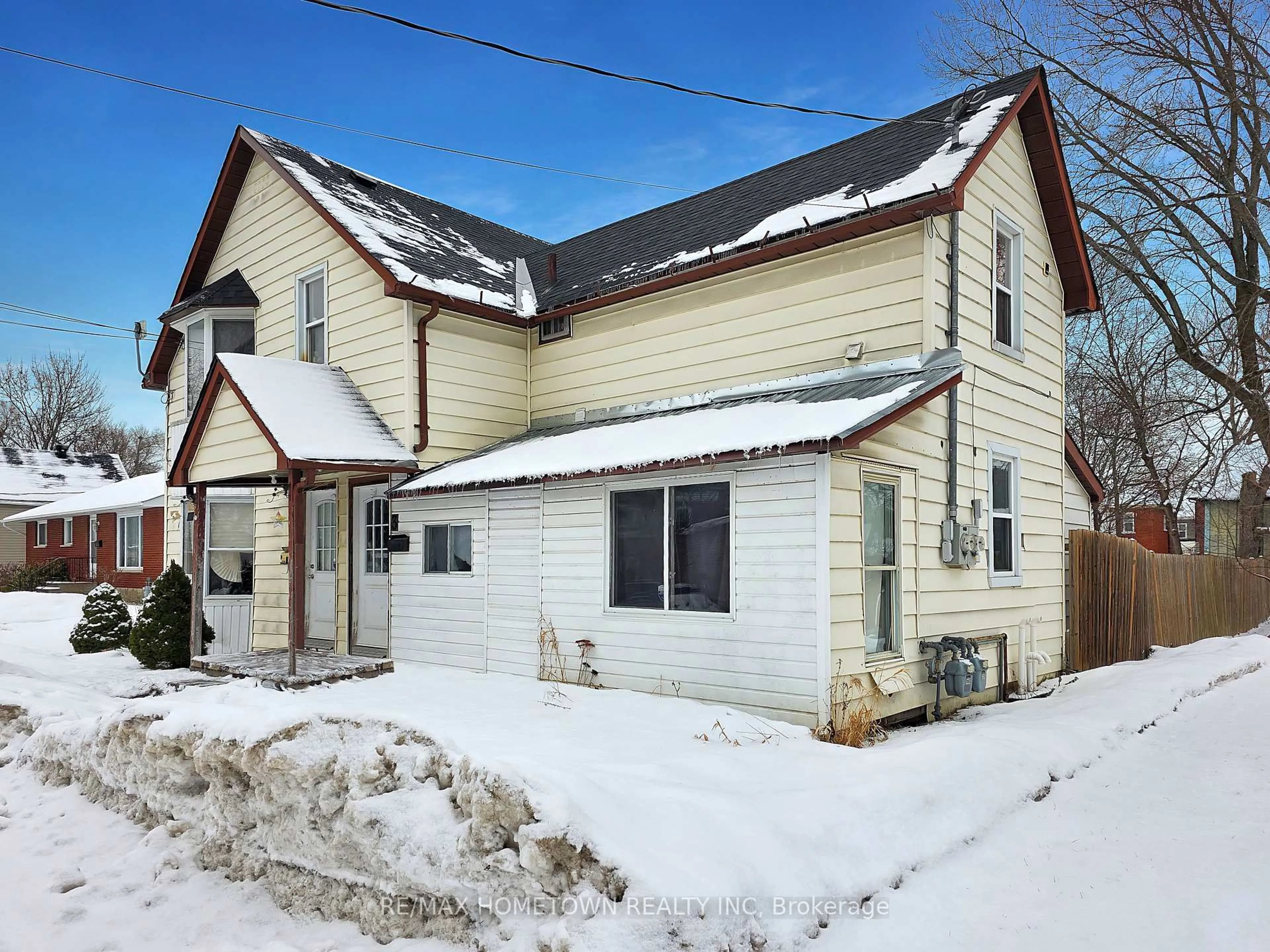 Home with vinyl exterior material, street for 5 Robinson Ave, Smiths Falls Ontario K7A 1K3