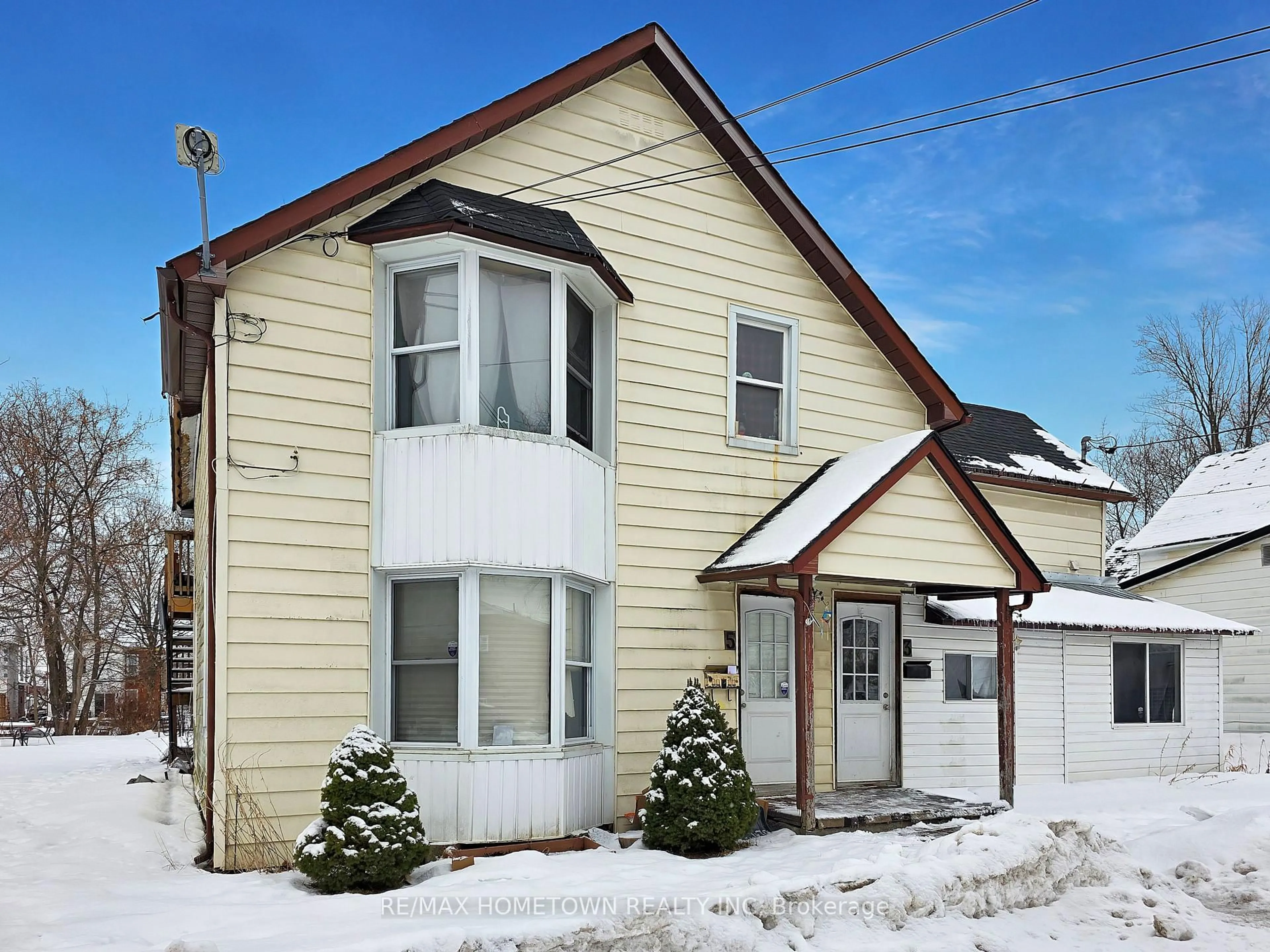 Home with vinyl exterior material, street for 5 Robinson Ave, Smiths Falls Ontario K7A 1K3