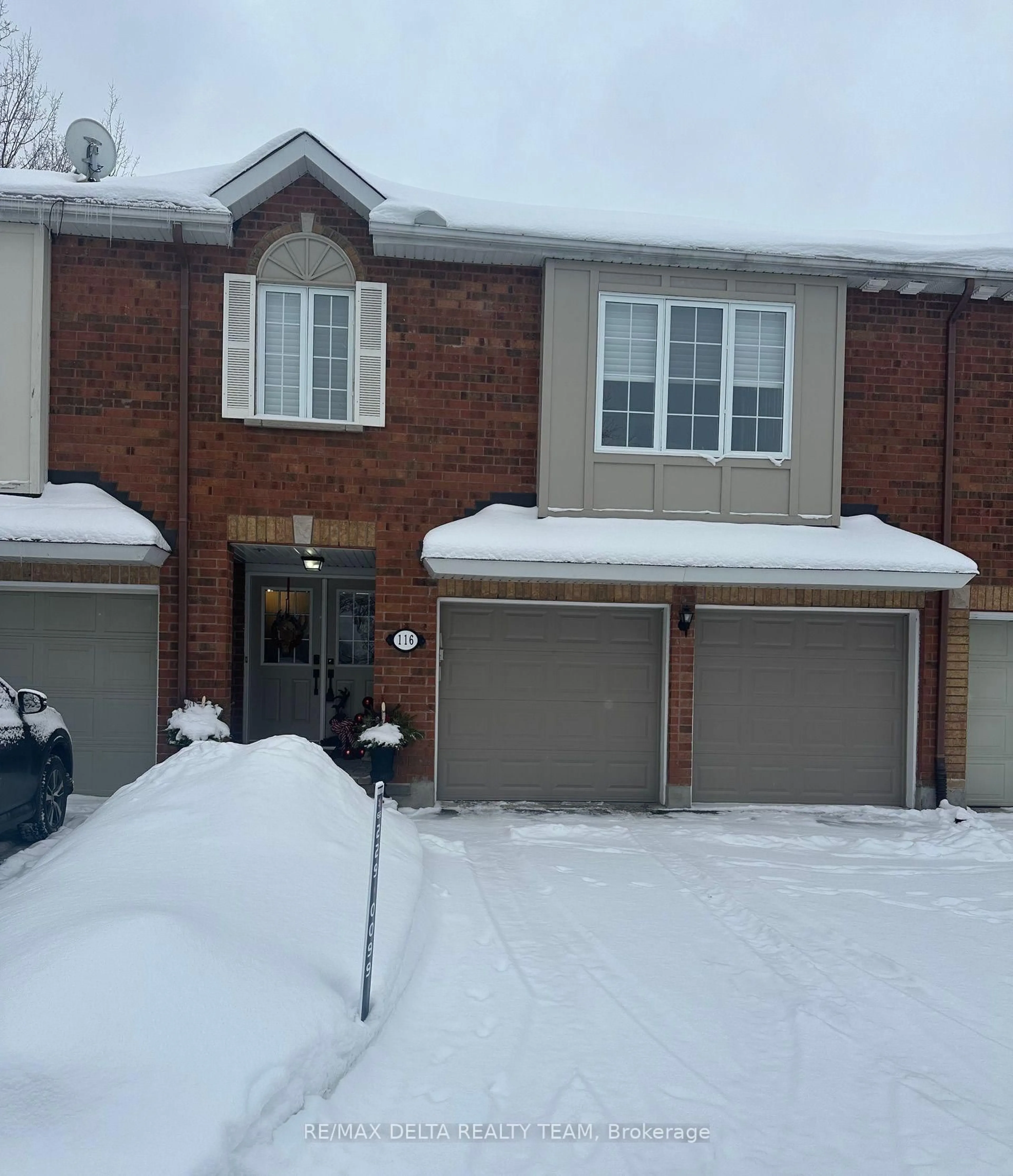 A pic from outside/outdoor area/front of a property/back of a property/a pic from drone, street for 116 Gladeview Private, Ottawa Ontario K1T 4C5