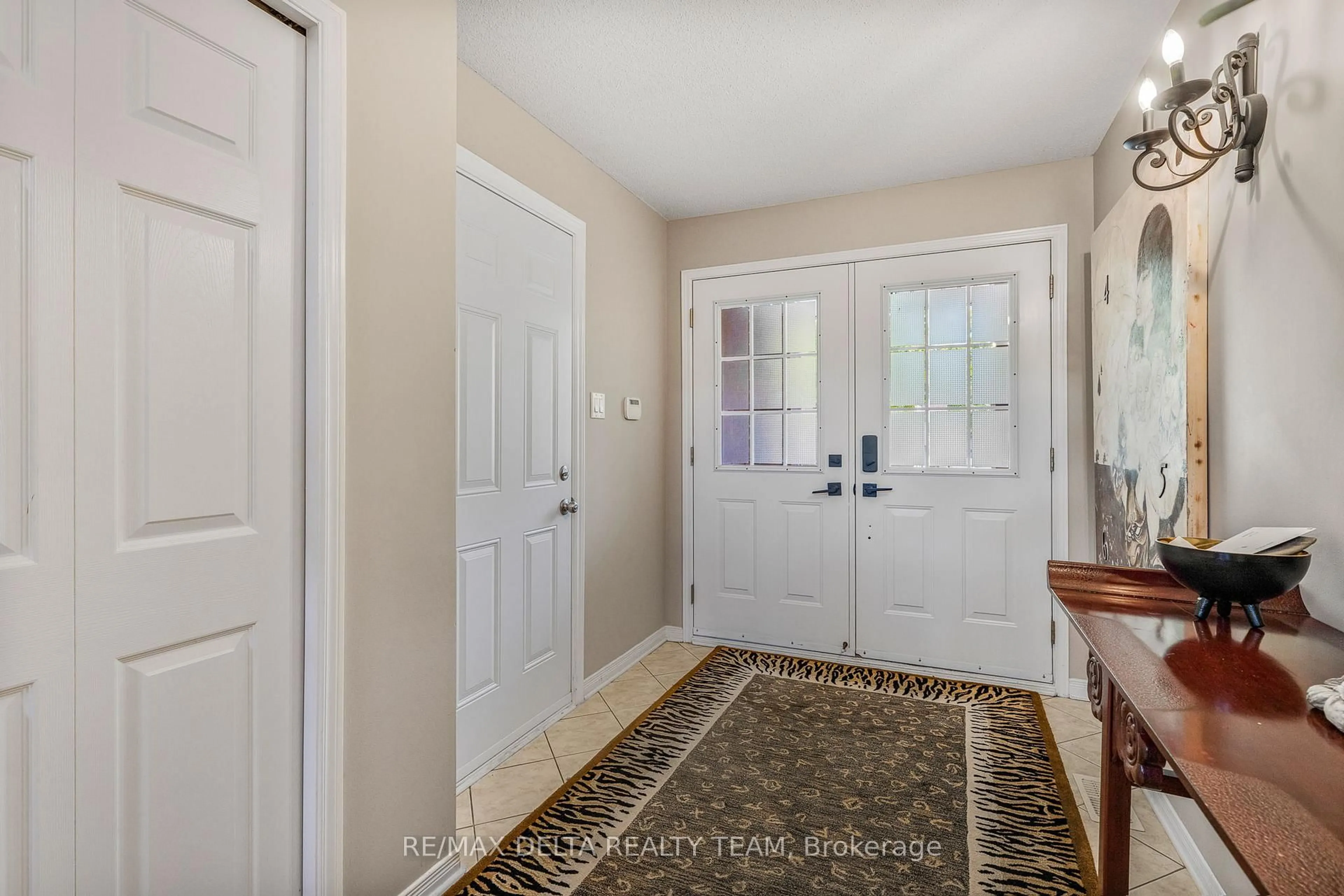 Indoor entryway for 116 Gladeview Private, Ottawa Ontario K1T 4C5
