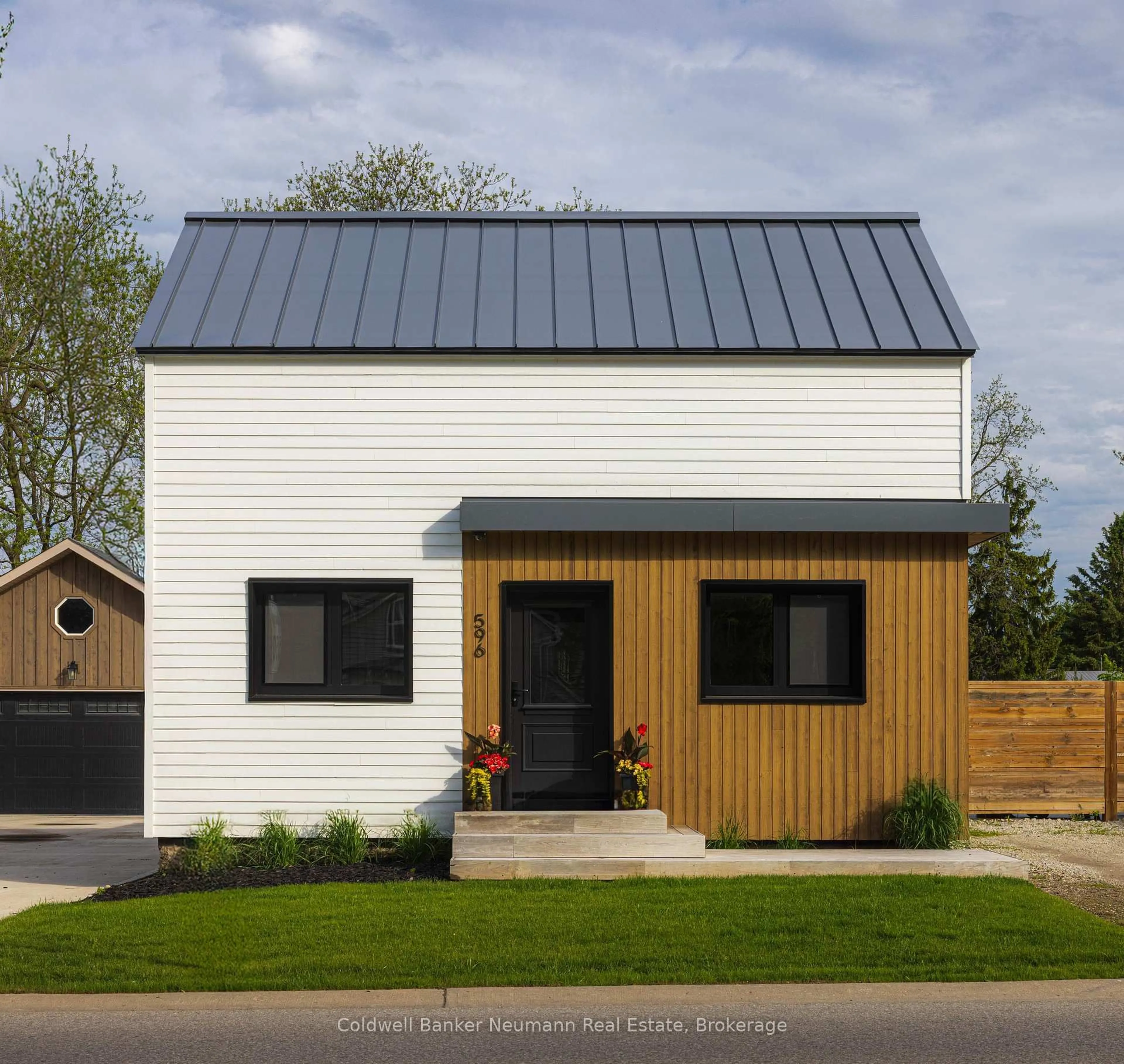 Home with vinyl exterior material, street for 596-598 Arkell Rd, Puslinch Ontario N0B 1C0