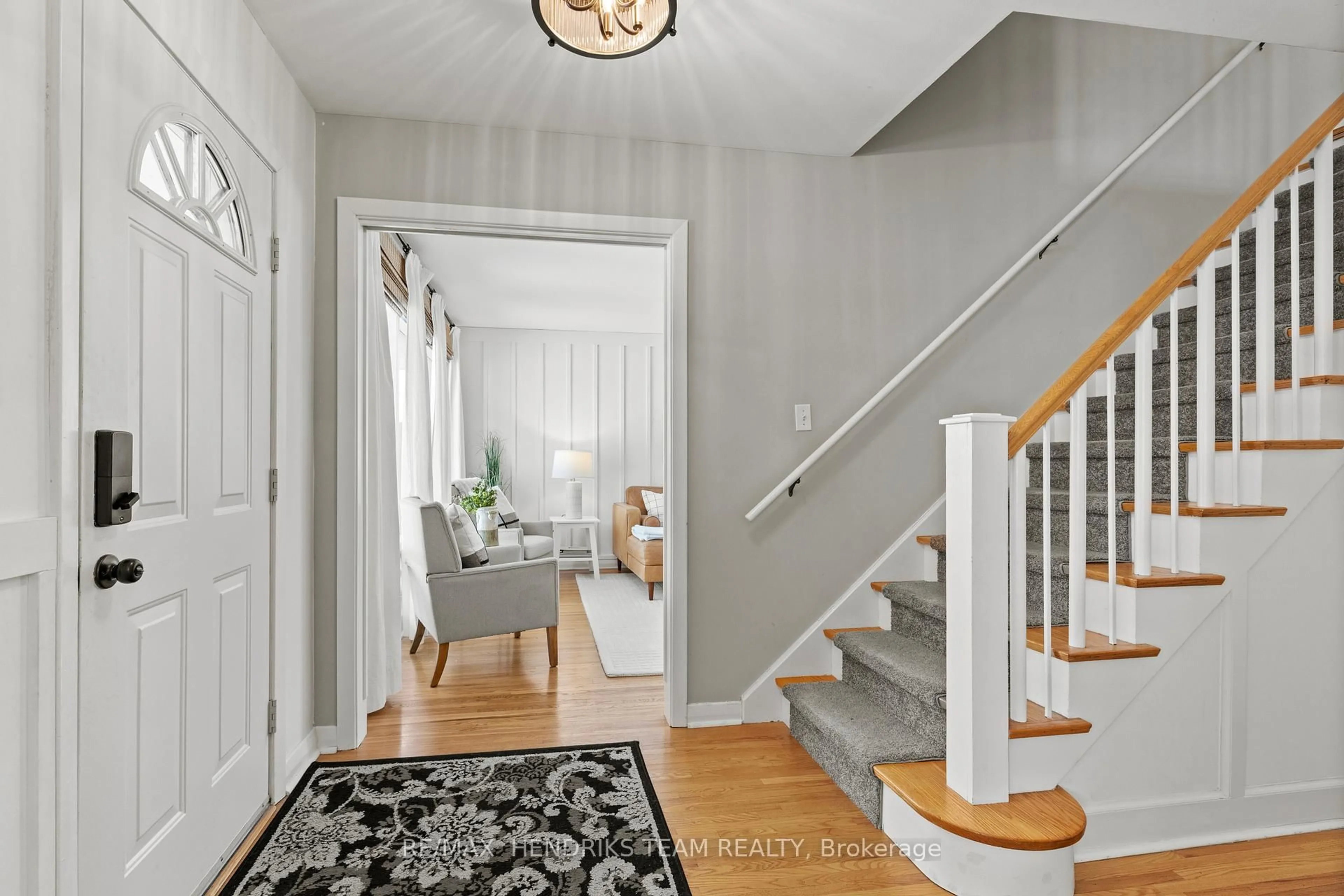 Indoor entryway for 9 Rosemount Ave, St. Catharines Ontario L2M 1Z4