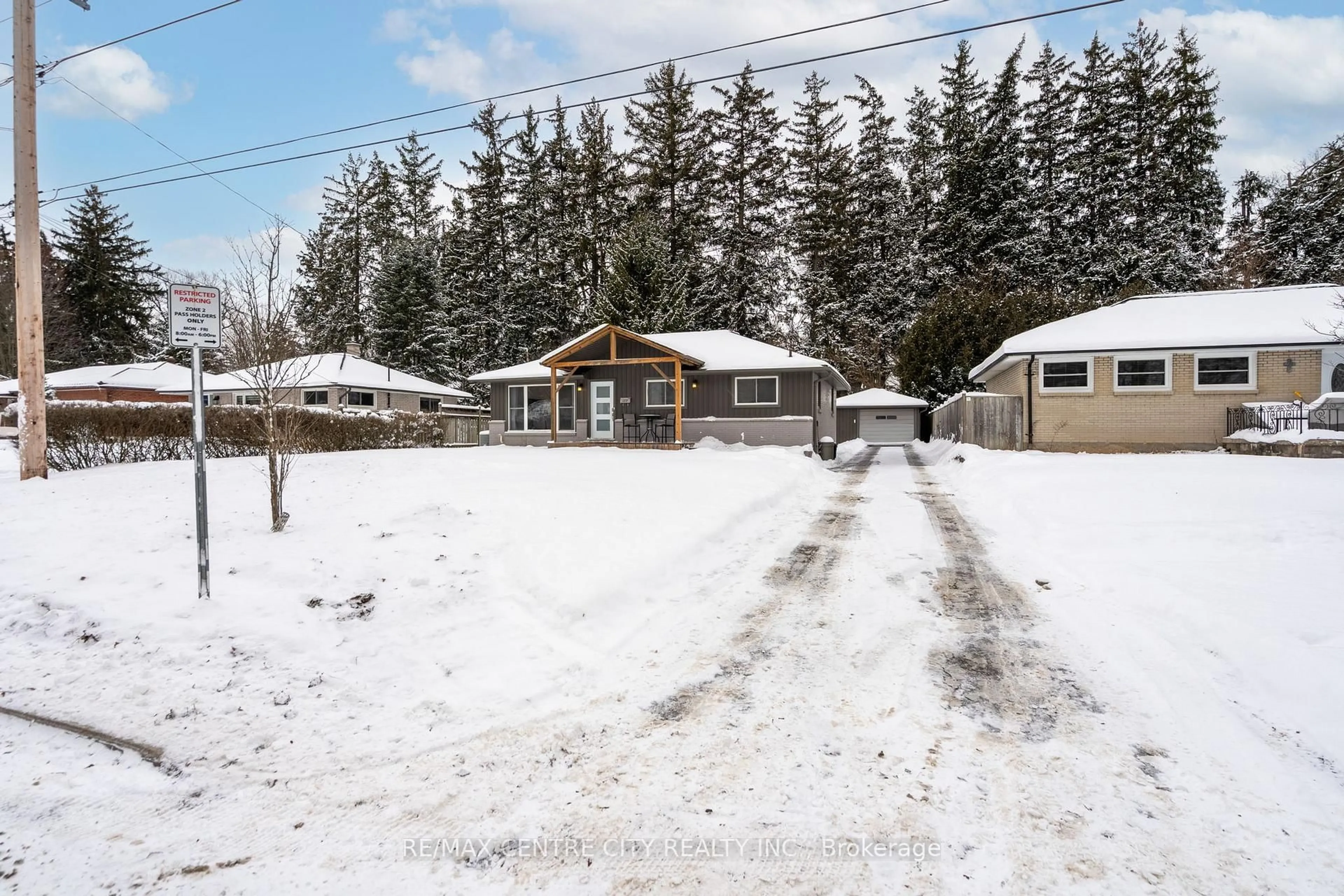 A pic from outside/outdoor area/front of a property/back of a property/a pic from drone, street for 177 Trowbridge Ave, London South Ontario N6J 3M2